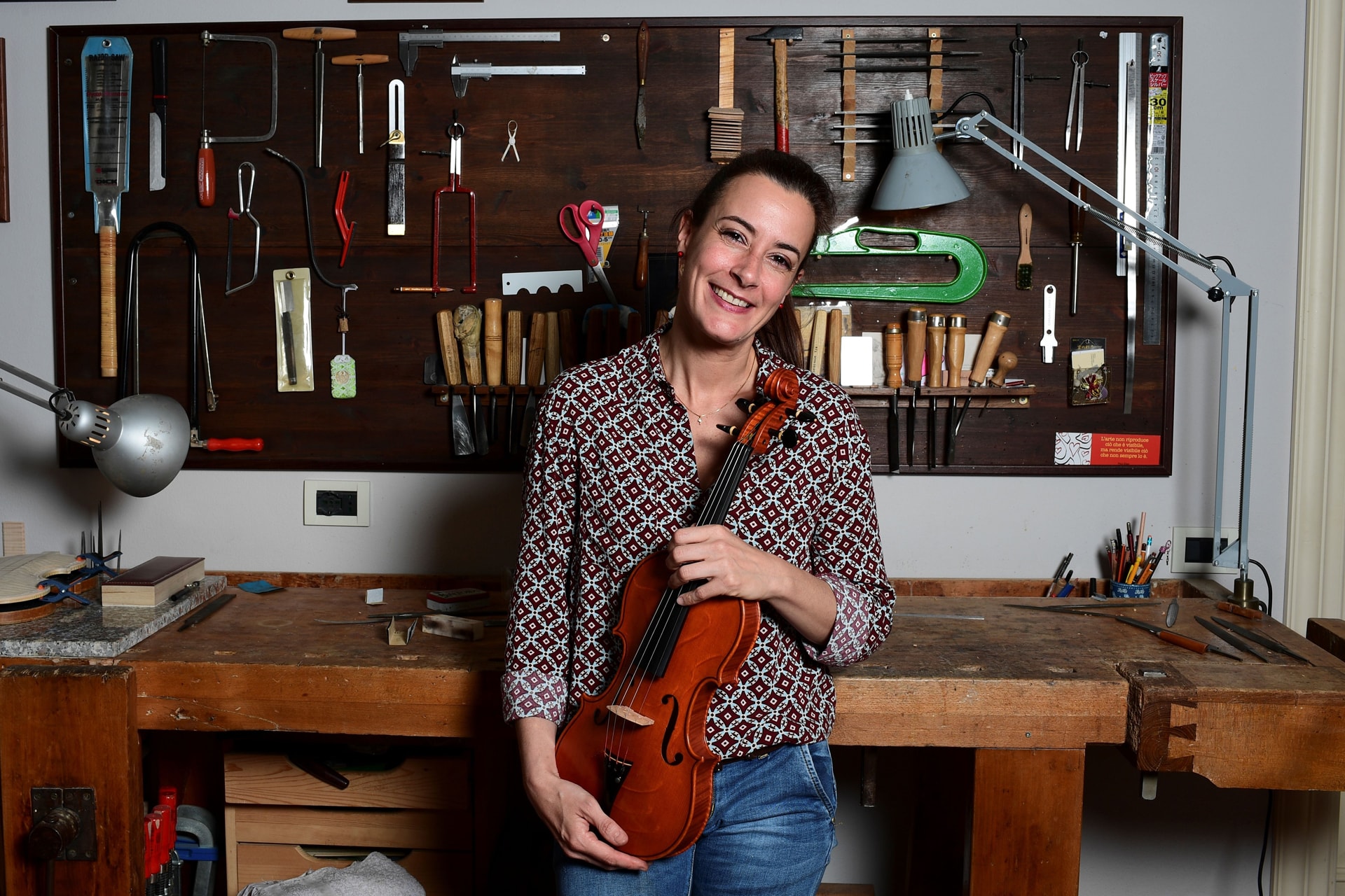 2020: Benedicte Friedmann posa con un violino nel suo laboratorio di Cremona.