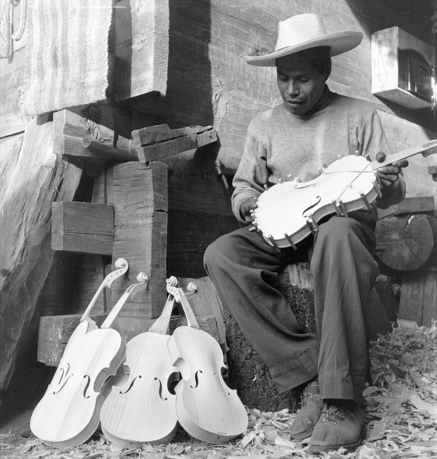 1952: un liutaio messicano mostra alcuni violini ancora in fase di costruzione.