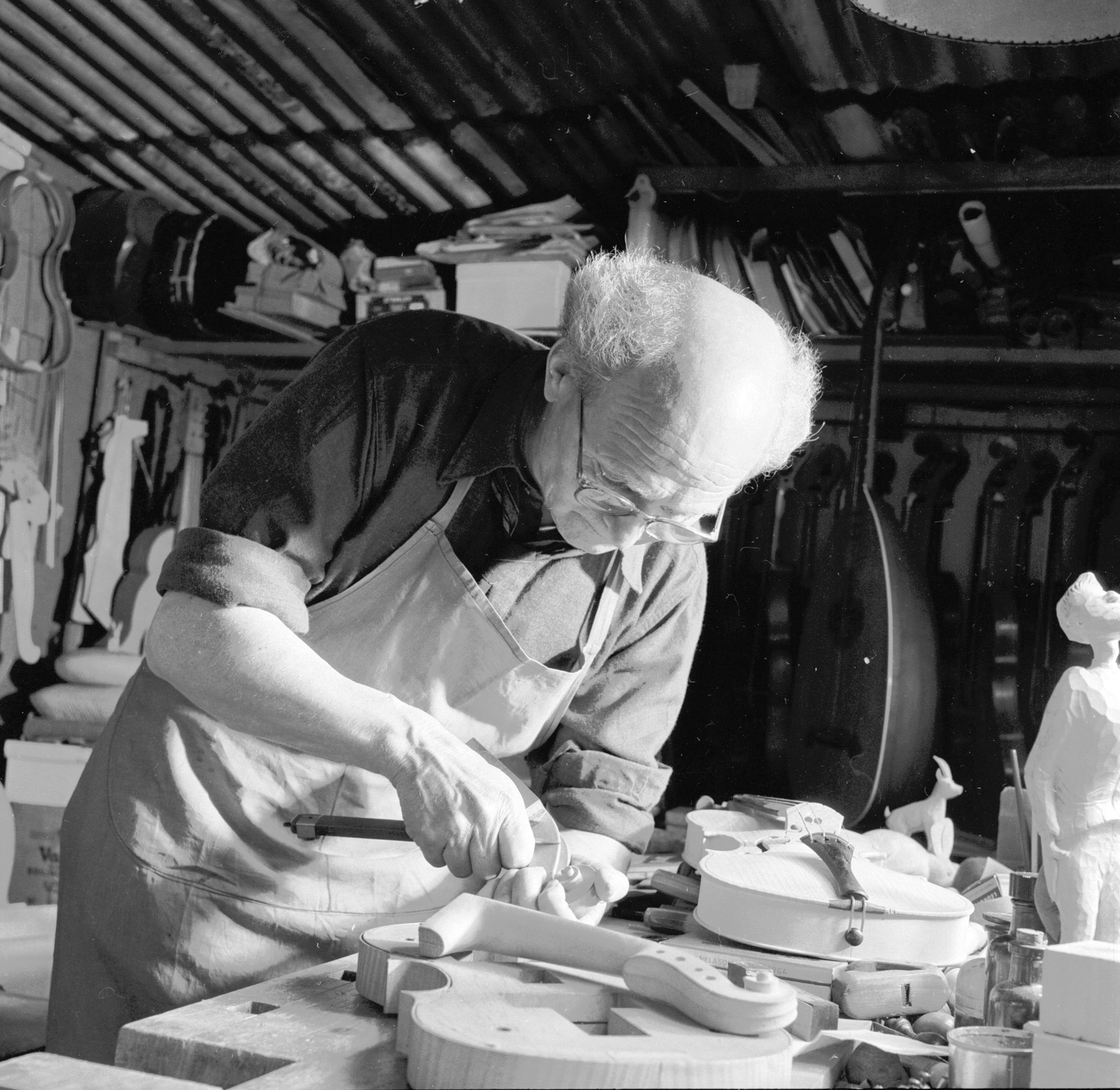 1965: Henk Oorthuis al lavoro. I violini e i violoncelli del Maestro olandese, di altissima qualità, ancora oggi sono molto ricercati da musicisti e collezionisti.