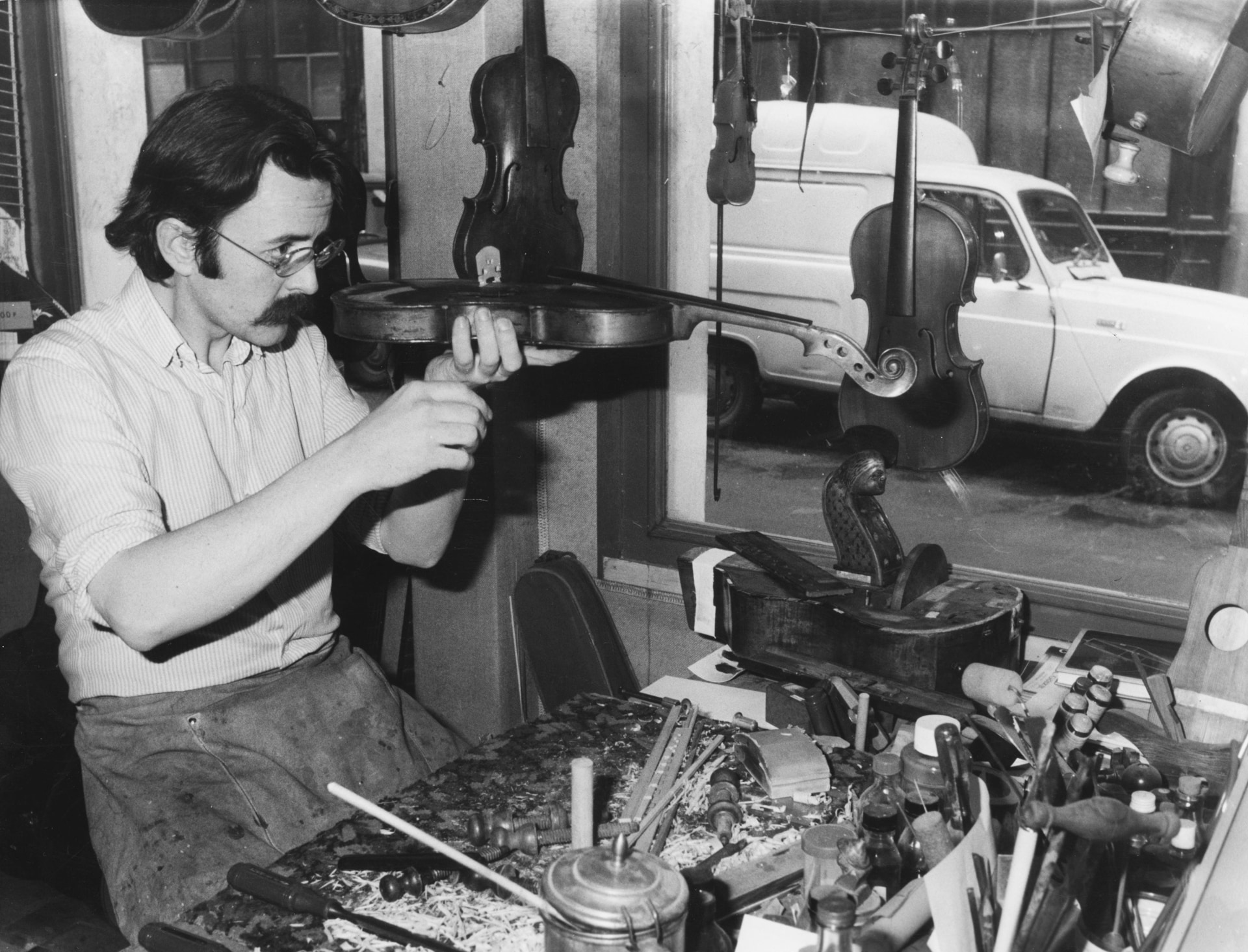 1976: Francois Perrin (Parigi) ispeziona il corpo completo di un violino.