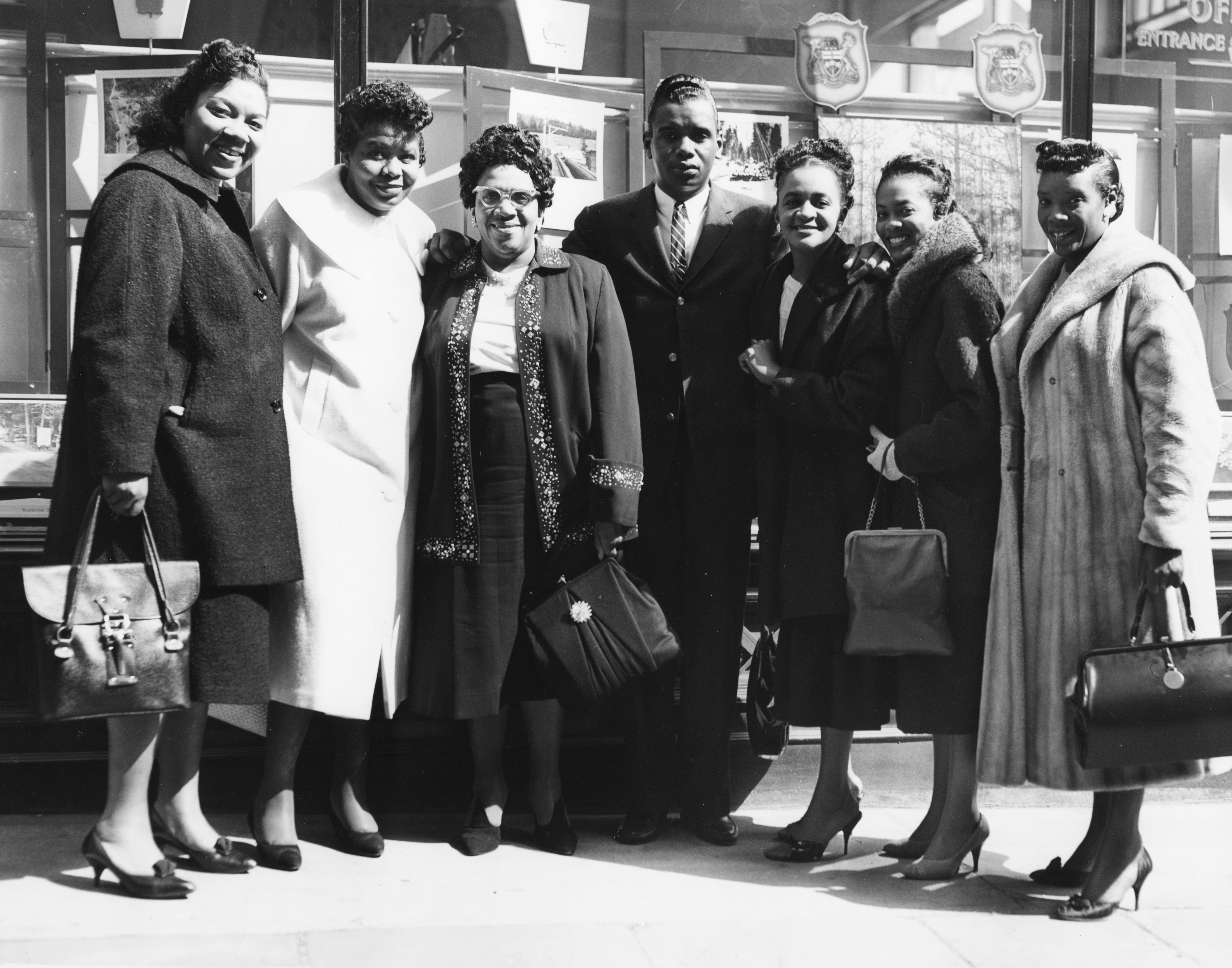 Tra le massime leggende della musica blues , il "chitarrista del diavolo" Robert Johnson (nella foto al centro del coro gospel delle Ward Sisters) muore il 16 agosto 1938 a 27 anni, misteriosamente così come era vissuto. "Qualcuno ricorda che fu pugnalato, altri che fu avvelenato; che morì in ginocchio, sulle sue mani, abbaiando come un cane; che la sua morte aveva qualcosa a che fare con la magia nera", scrive il critico rock Greil Marcus. Le testimonianze dei sodali Sonny Boy Williamson II e David Honeyboy Edwards attestano che la notte del 13 agosto Robert Johnson si trovava a suonare con loro al Three Forks, un locale a quindici miglia da Greenwood, nel suo Mississippi. Era apparso subito evidente come il chitarrista avesse una storia con la moglie del gestore: complici l'alcol e l'atmosfera di grande eccitazione, gli atteggiamenti dei due furono talmente spudorati da risultare persino imbarazzanti. Altrettanto chiara era la rabbia dipinta sul volto del barman. Quando, durante una pausa, venne passata a Robert una bottiglia da mezza pinta di whisky senza tappo, lui la bevve senza alcun sospetto. Poco dopo però risultò evidente come non fosse più in condizione di suonare. Lasciò la chitarra e si alzò per andare via in stato confusionale. Fu accompagnato a casa di un amico. Dopo alcune ore iniziò a delirare, mostrando i primi segni di avvelenamento. Morì a casa il martedì successivo, dopo due giorni di intensa agonia senza che nessun medico avesse avuto modo di visitarlo. 