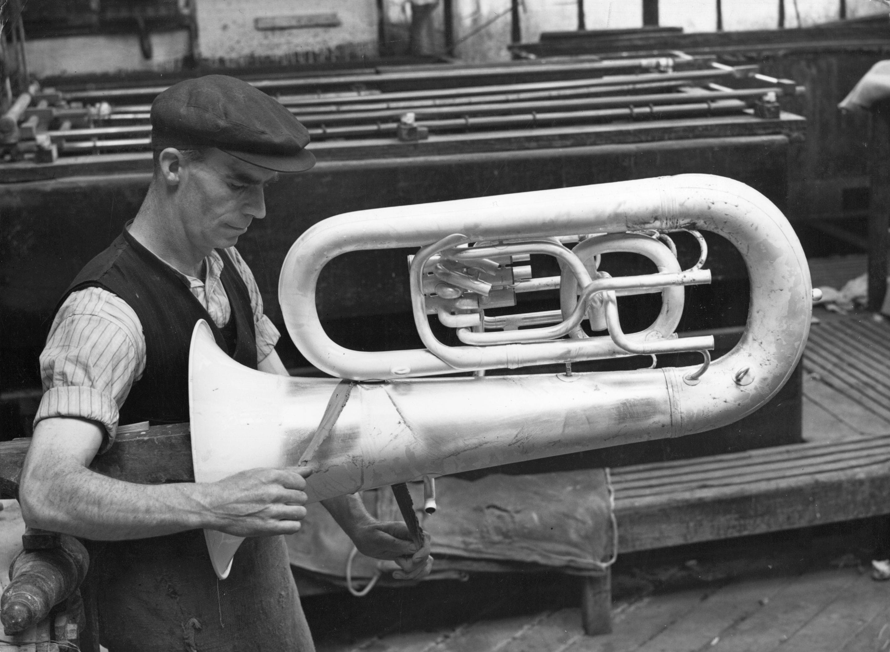 1905: una tuba, prelevata dal bagno di placcatura, viene lucidata con sabbia argentata e acqua per realizzare una bella finitura argentea.