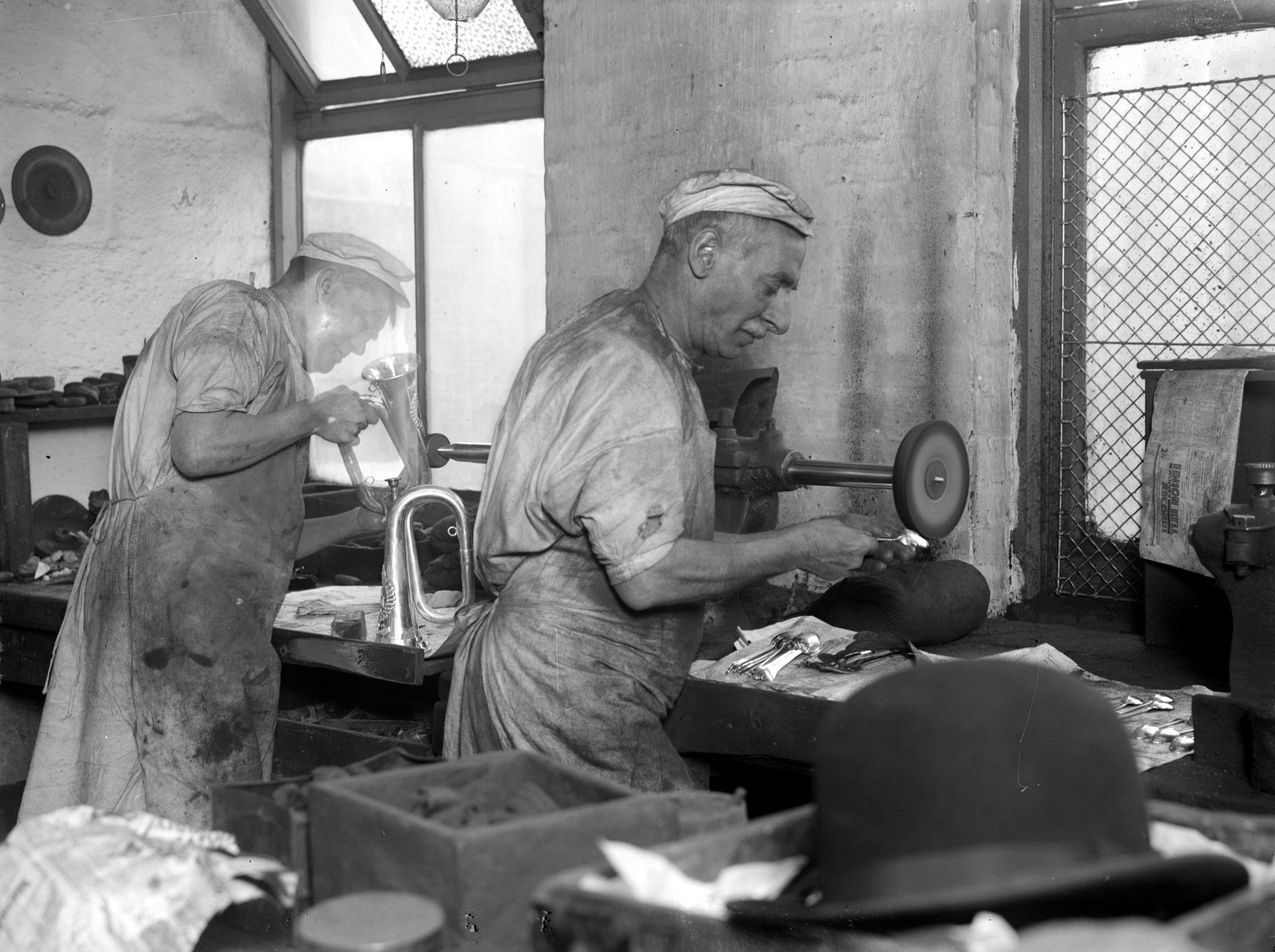 1929: gli artigiani Higgins Francis provvedono alla lucidatura e alla raffinazione di strumenti in argento.