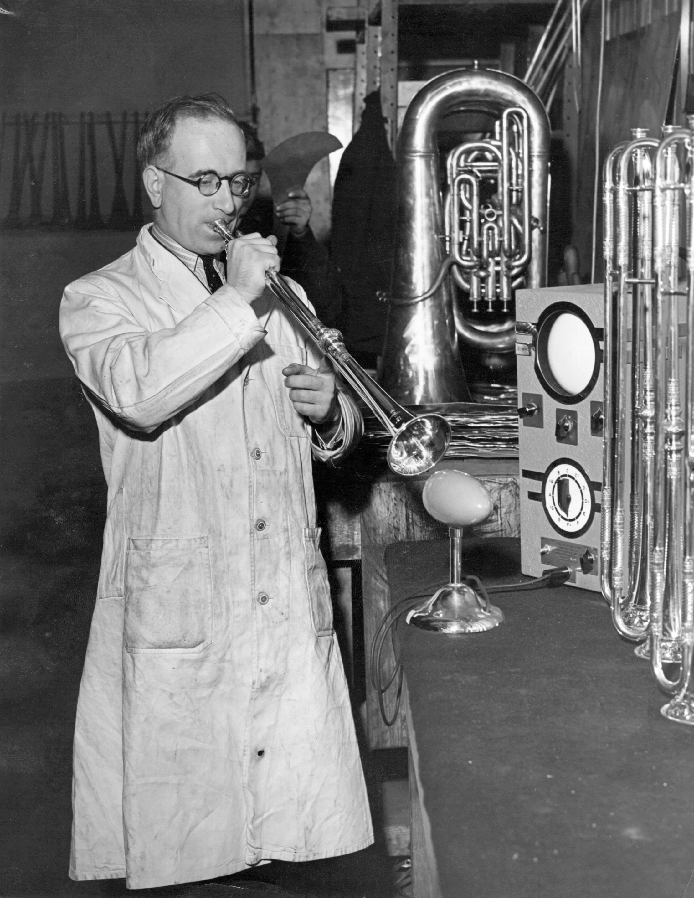 1930: prova microfono di una tromba in una bottega artigiana.