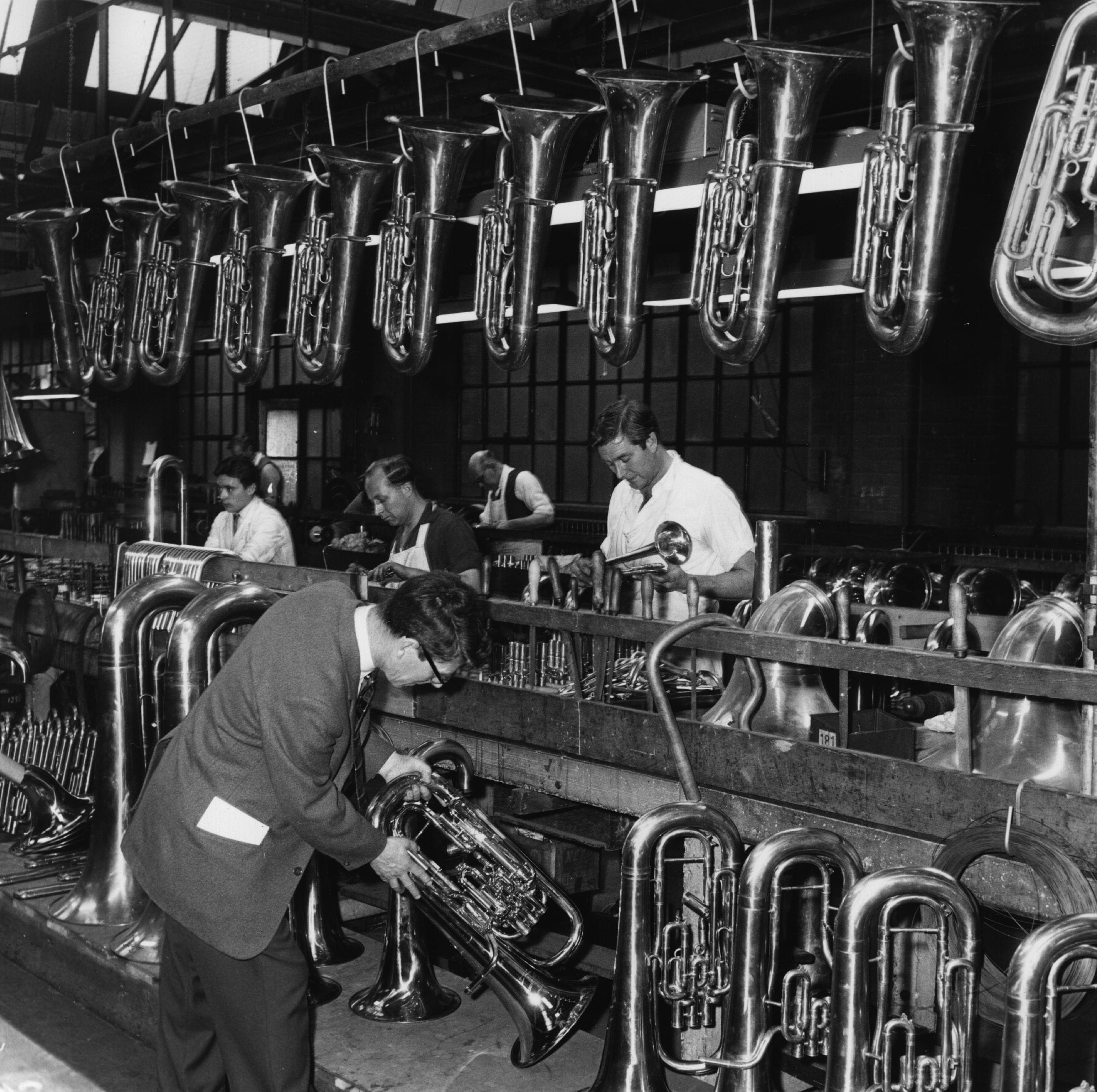 1960: ispezione degli eufoni nella fabbrica di Boosey & Hawkes a Edgware, Londra.