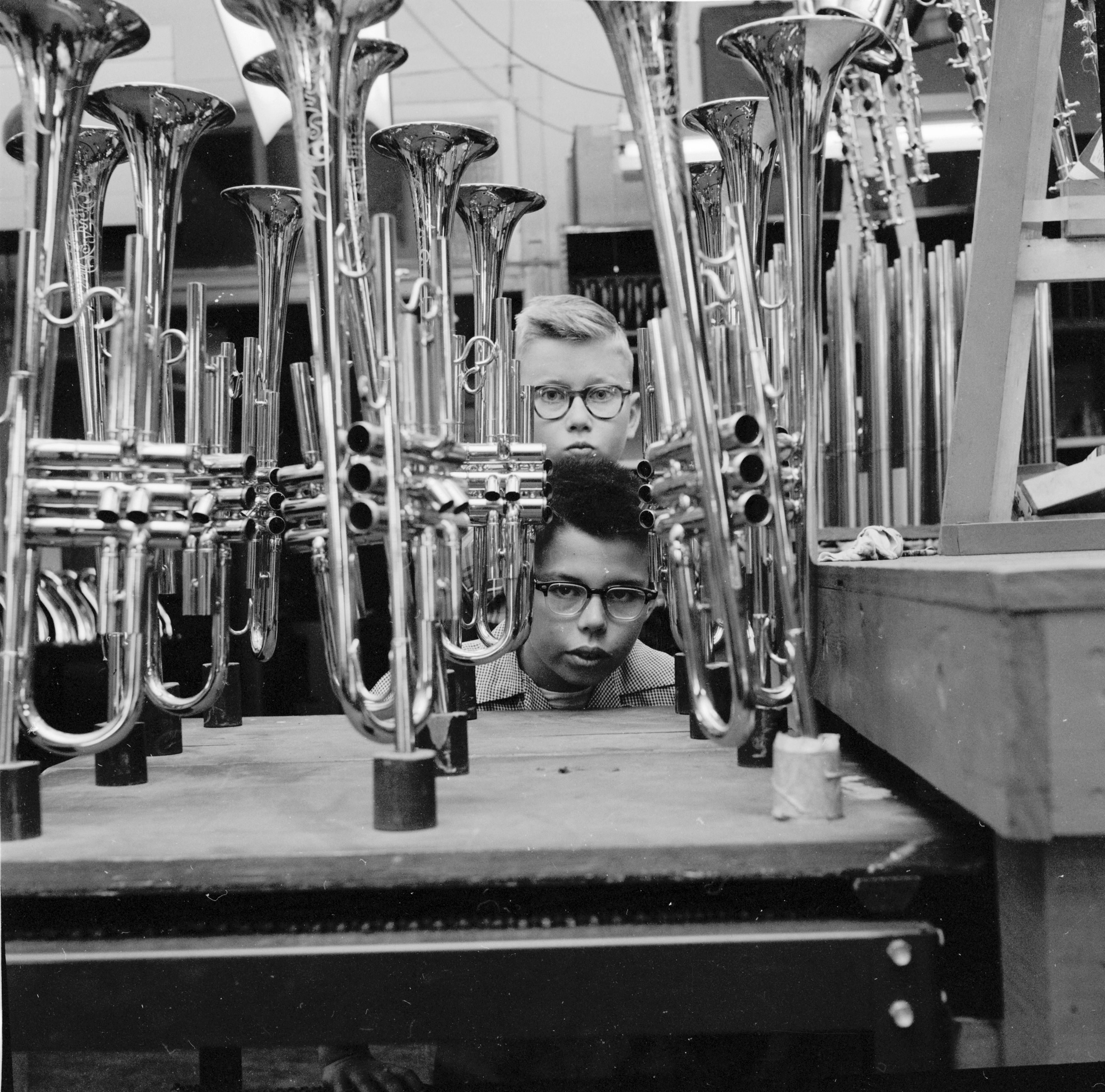 1955: nuove trombe, ancora senza bocchino, messe in fila per l'ispezione negli stabilimenti americani della francese Selmer Instrument Co. 