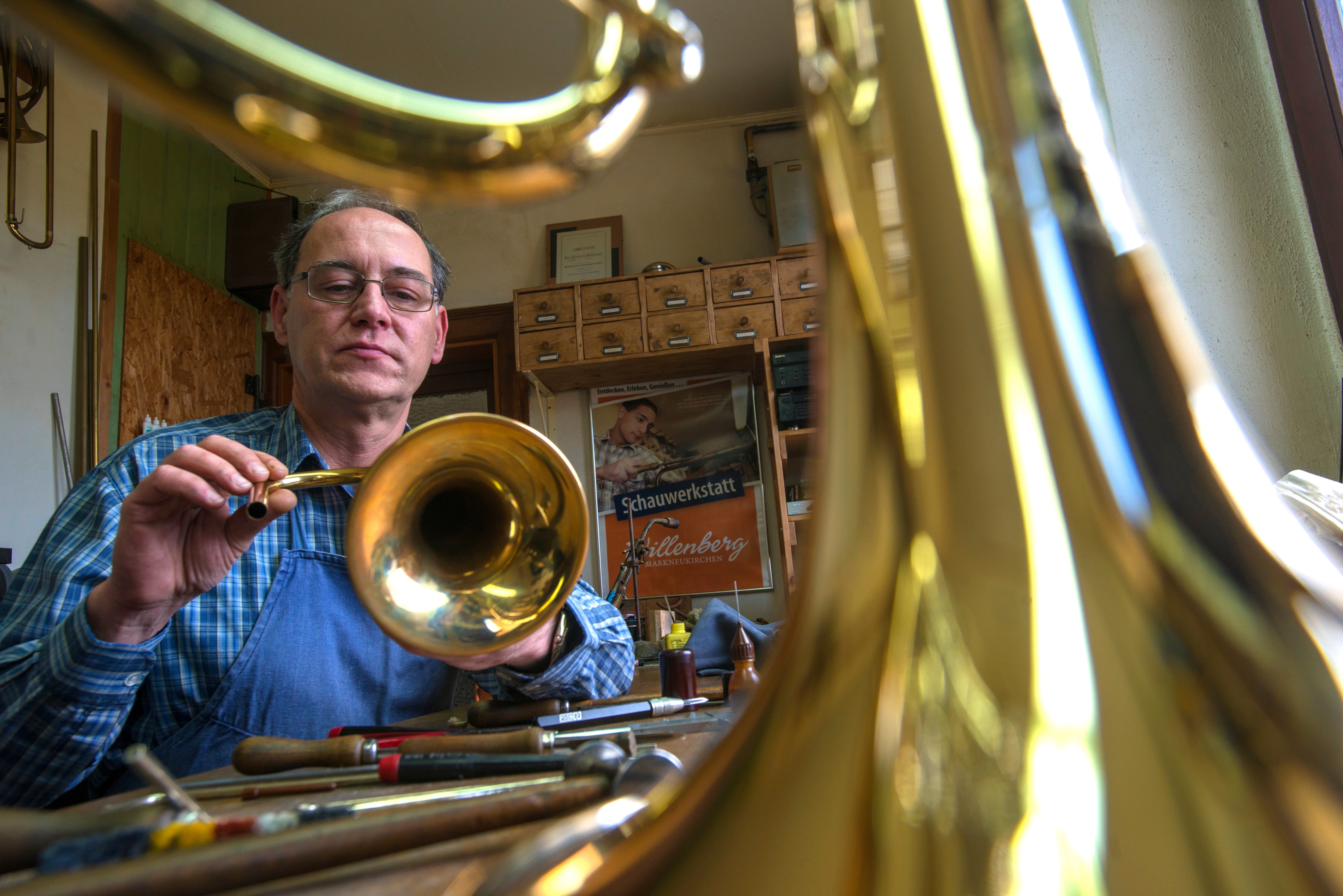 Bernhard Willenberg, Maestro artigiano specializzato in trombe e corni, nel suo laboratorio di Markneukirchen, in Sassonia, Germania. Fin dal XVII secolo, la città di Markneukirchen è il più importante centro di produzione di strumenti musicali della Germania e uno dei principali in Europa.