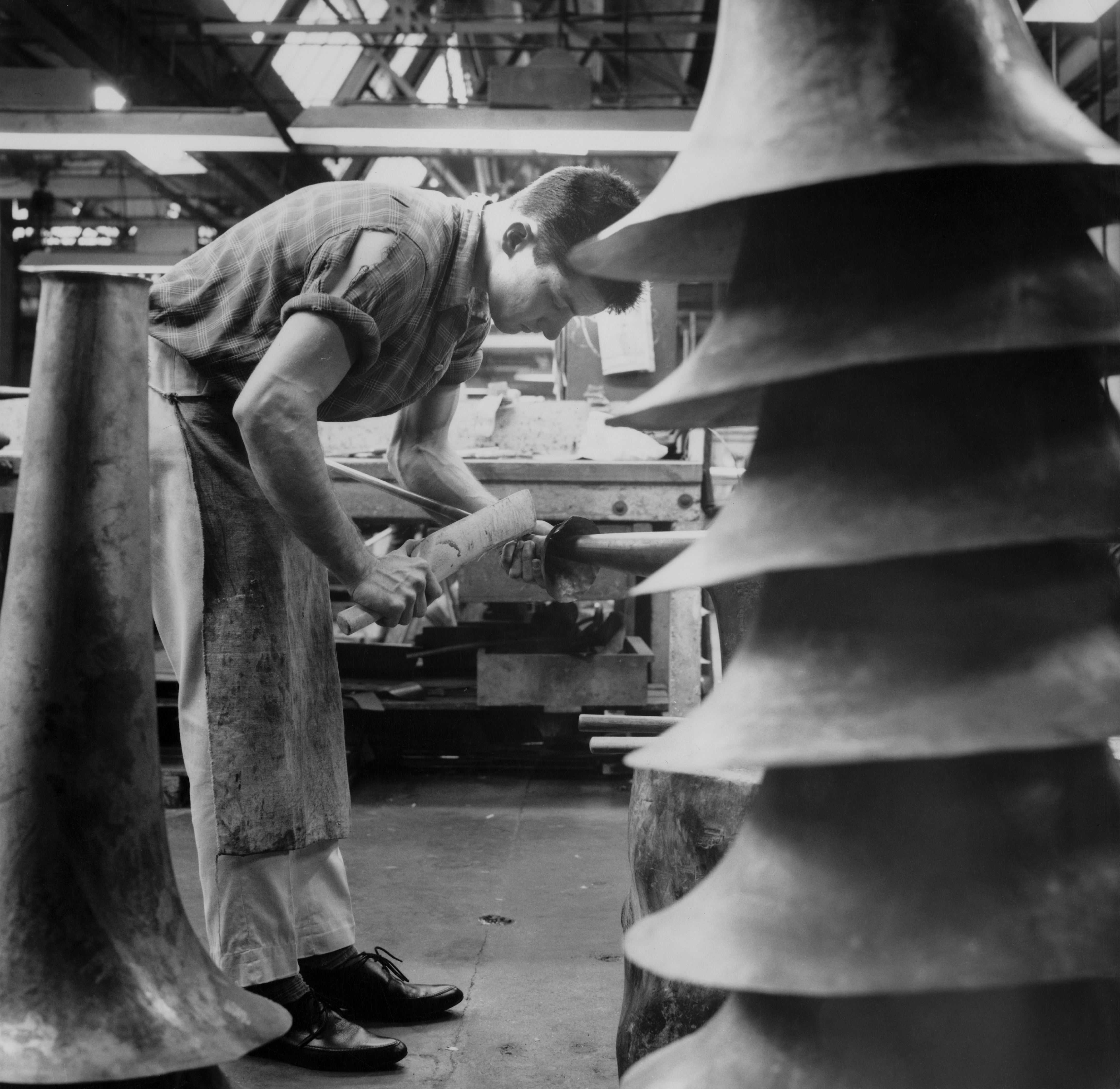 1962: un giovane artigiano al lavoro presso il laboratorio di strumenti musicali Boosey & Hawkes a Edgware, Londra.