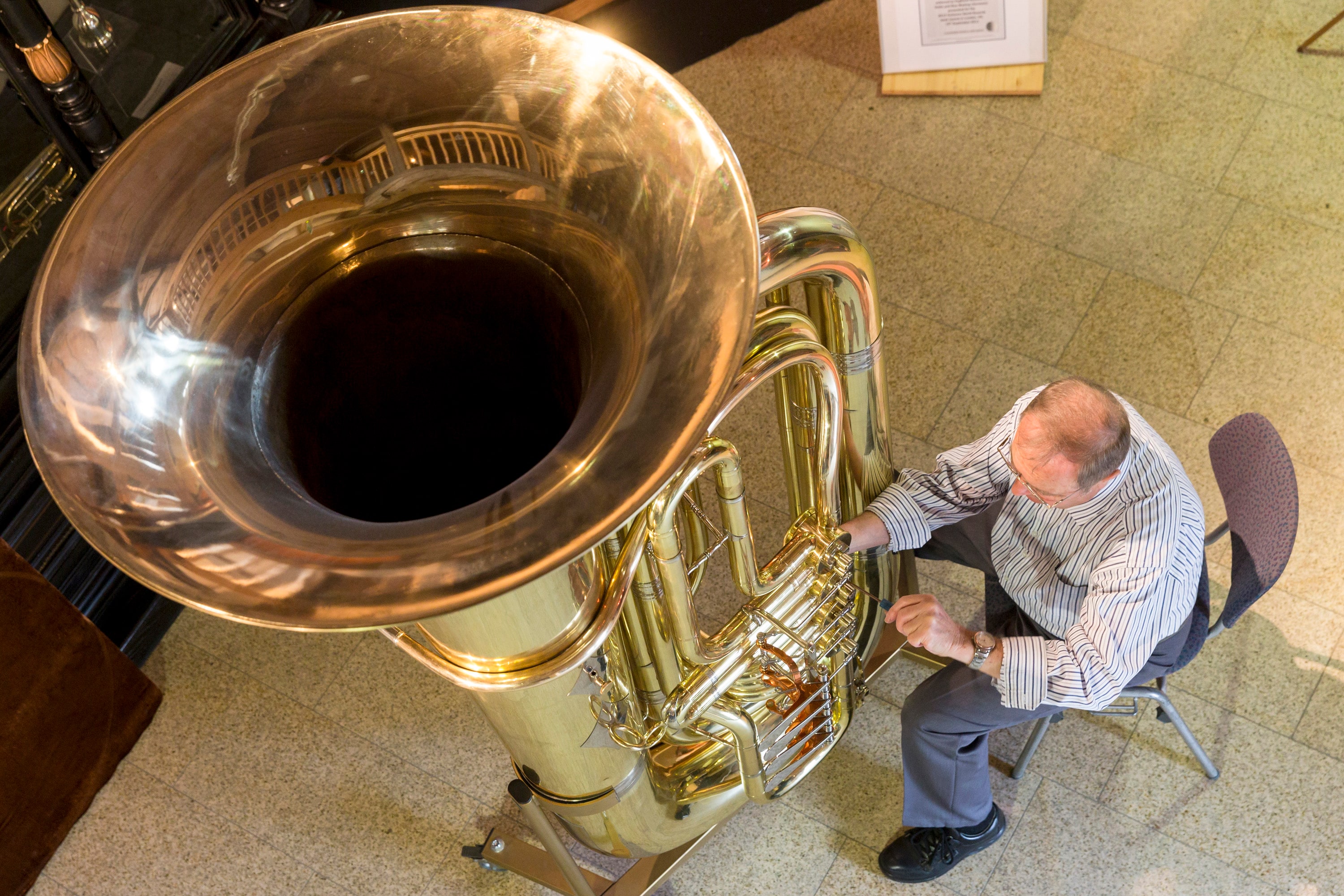 2013: l'artigiano Manfred Paulus regola le valvole della tuba più grande del mondo al Musikinstrumenten Museum di Markneukirchen, Germania. Lo strumento è stato realizzato, nel 2010, da venti artigiani locali nell'ambito delle celebrazioni per il 650° anniversario della città. Fin dal XVII secolo, Markneukirchen è il più importante centro di produzione di strumenti musicali della Germania e uno dei principali in Europa.