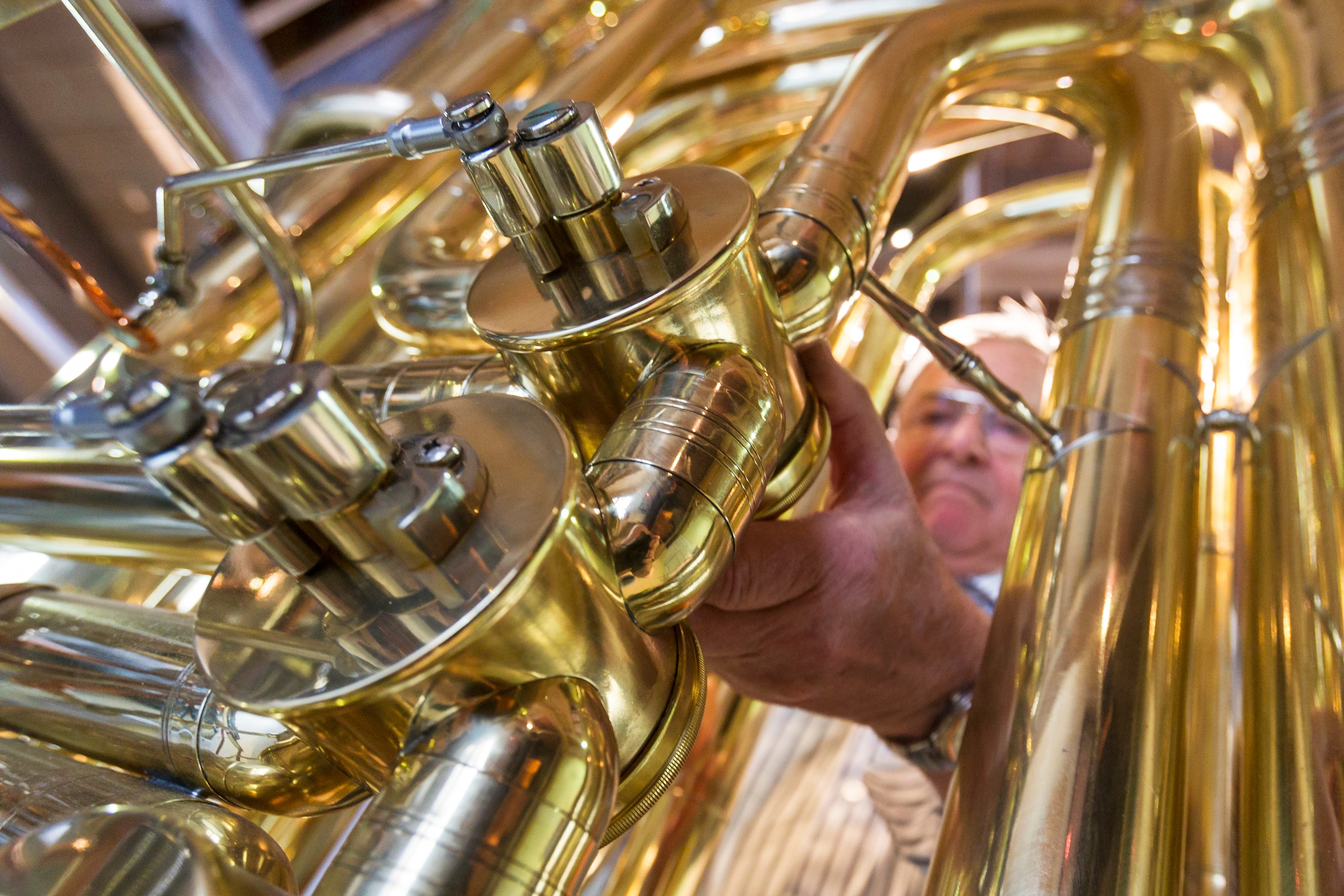 2013: l'artigiano Manfred Paulus regola le valvole della tuba più grande del mondo al Musikinstrumenten Museum di Markneukirchen, Germania. Lo strumento è stato realizzato, nel 2010, da venti artigiani locali nell'ambito delle celebrazioni per il 650° anniversario della città. Fin dal XVII secolo, Markneukirchen è il più importante centro di produzione di strumenti musicali della Germania e uno dei principali in Europa.