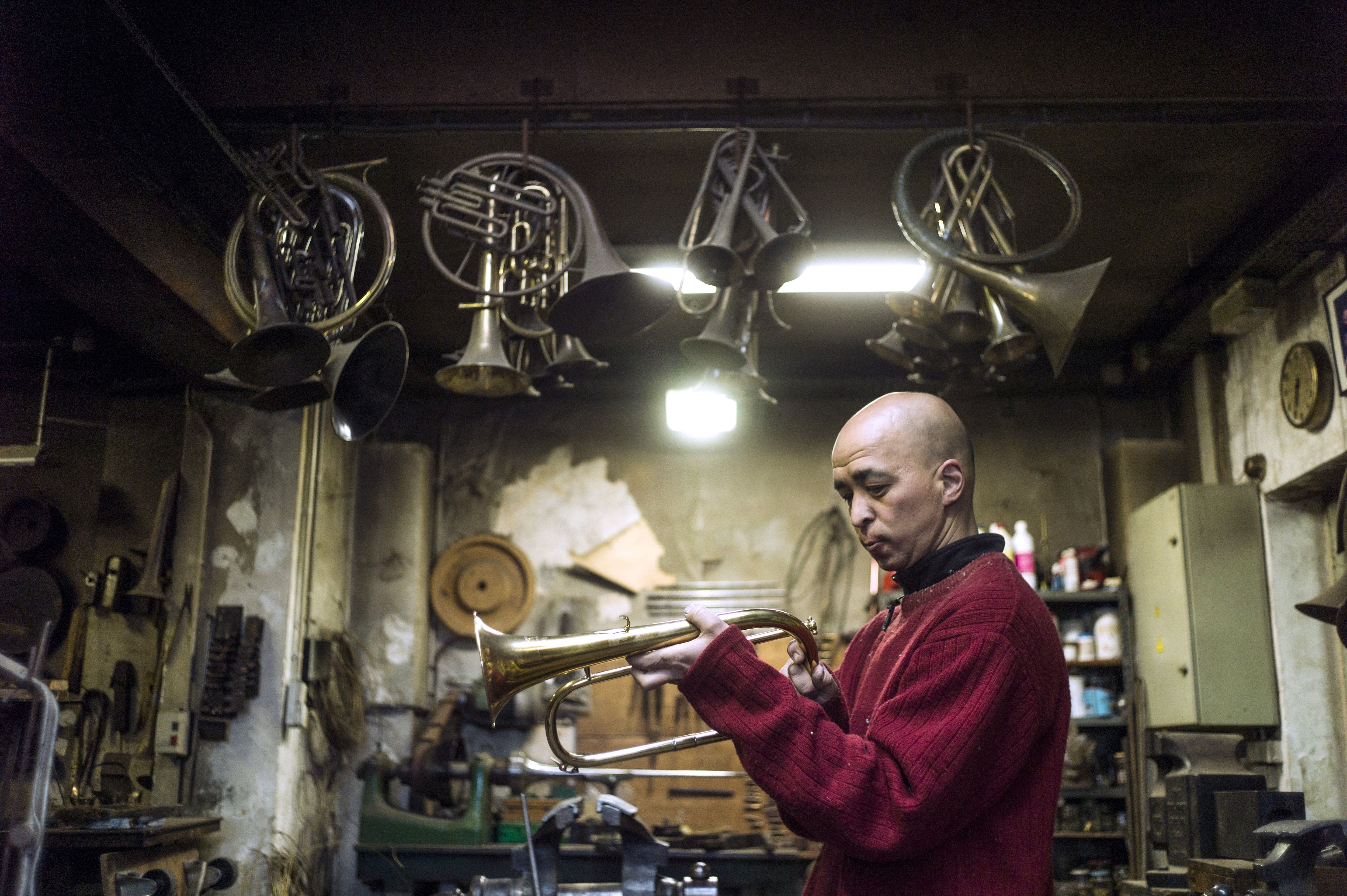 2014: Naoya Miyake, artigiano giapponese, lavora nel suo laboratorio a Maisons-Laffitte, periferia di Parigi.