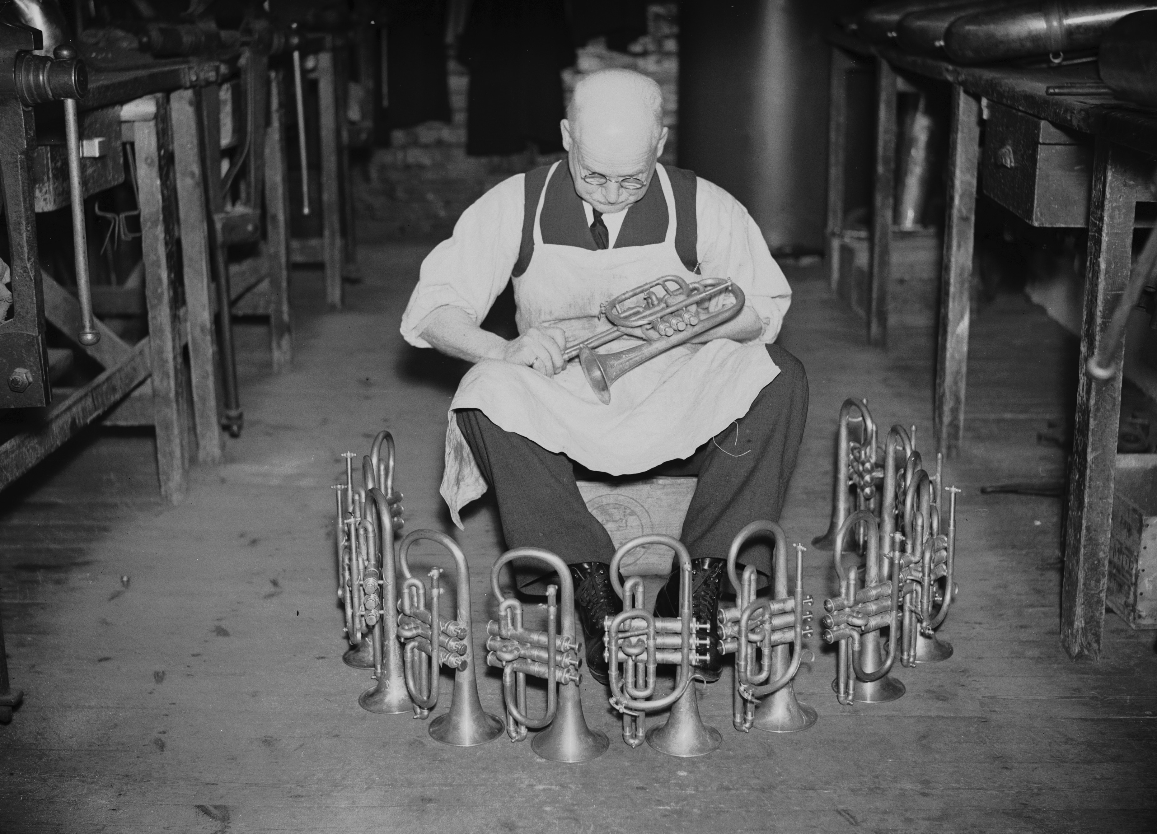 1936: riparazione di strumenti nella fabbrica dell'Esercito della Salvezza a St. Albans, nel Regno Unito.