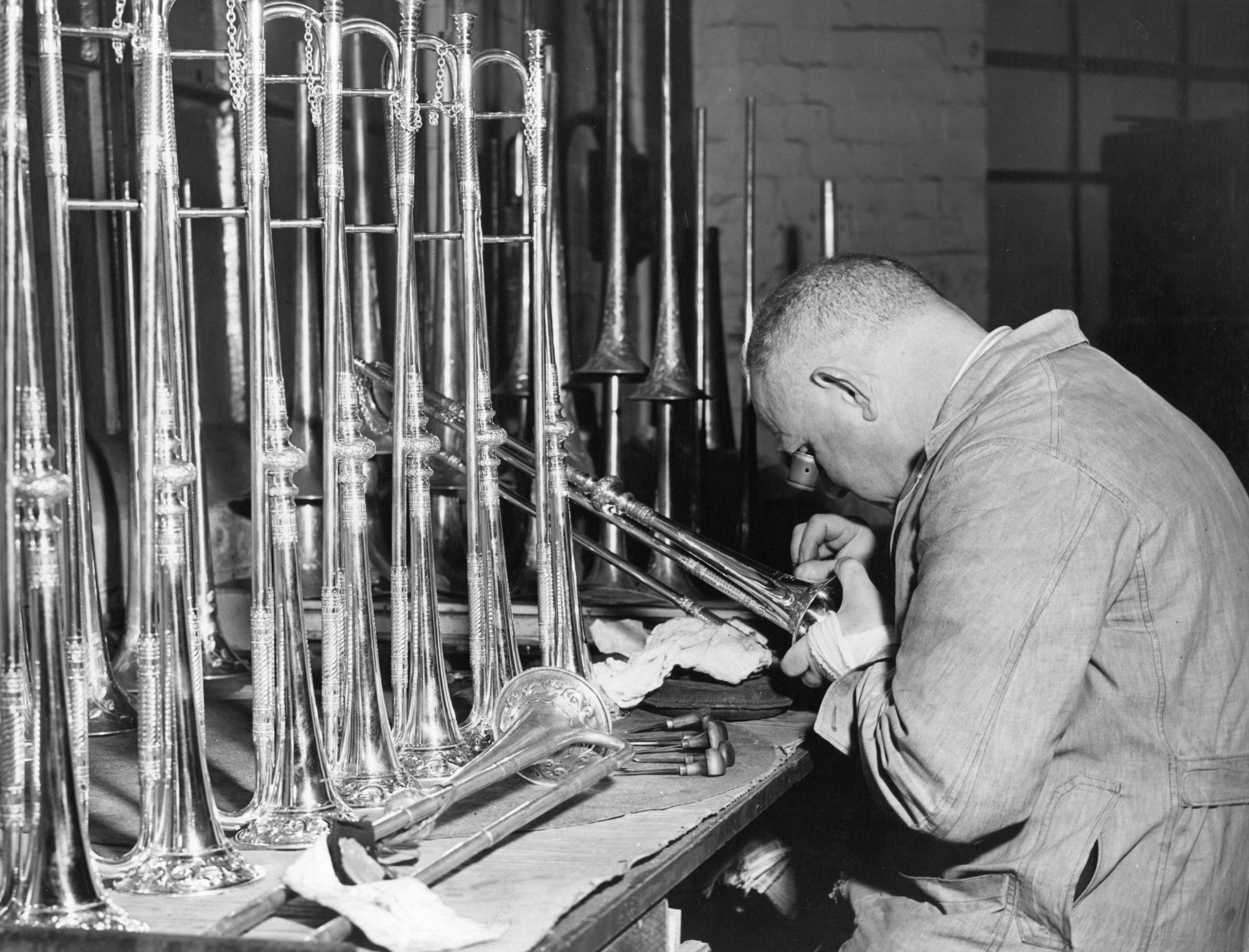 1940: ispezione di una tromba al tavolo di un'officina.