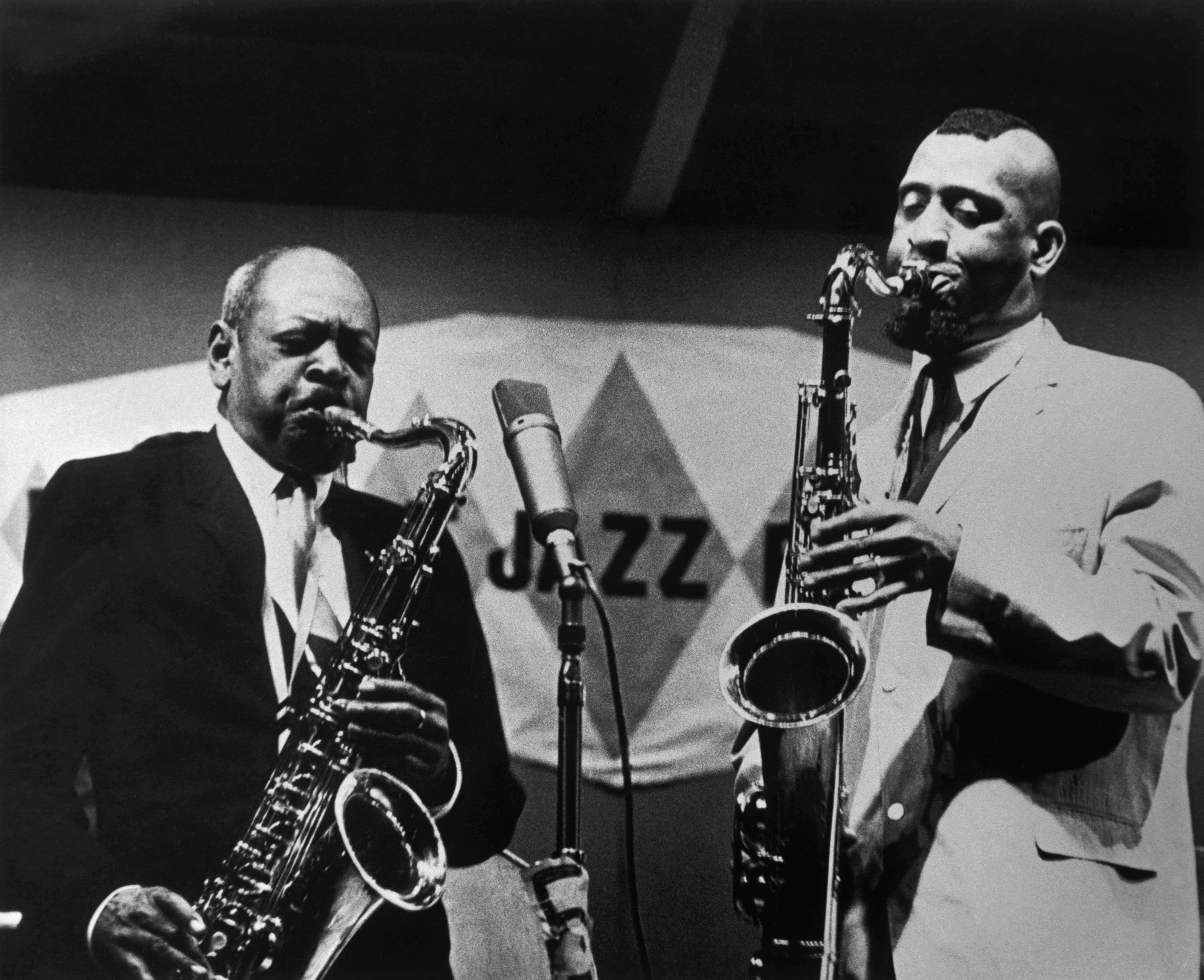 1963: Sonny Rollins suona con Coleman Hawkins, uno dei giganti del jazz di ogni tempo. Newport, (Rhode Island, U.S.A.).