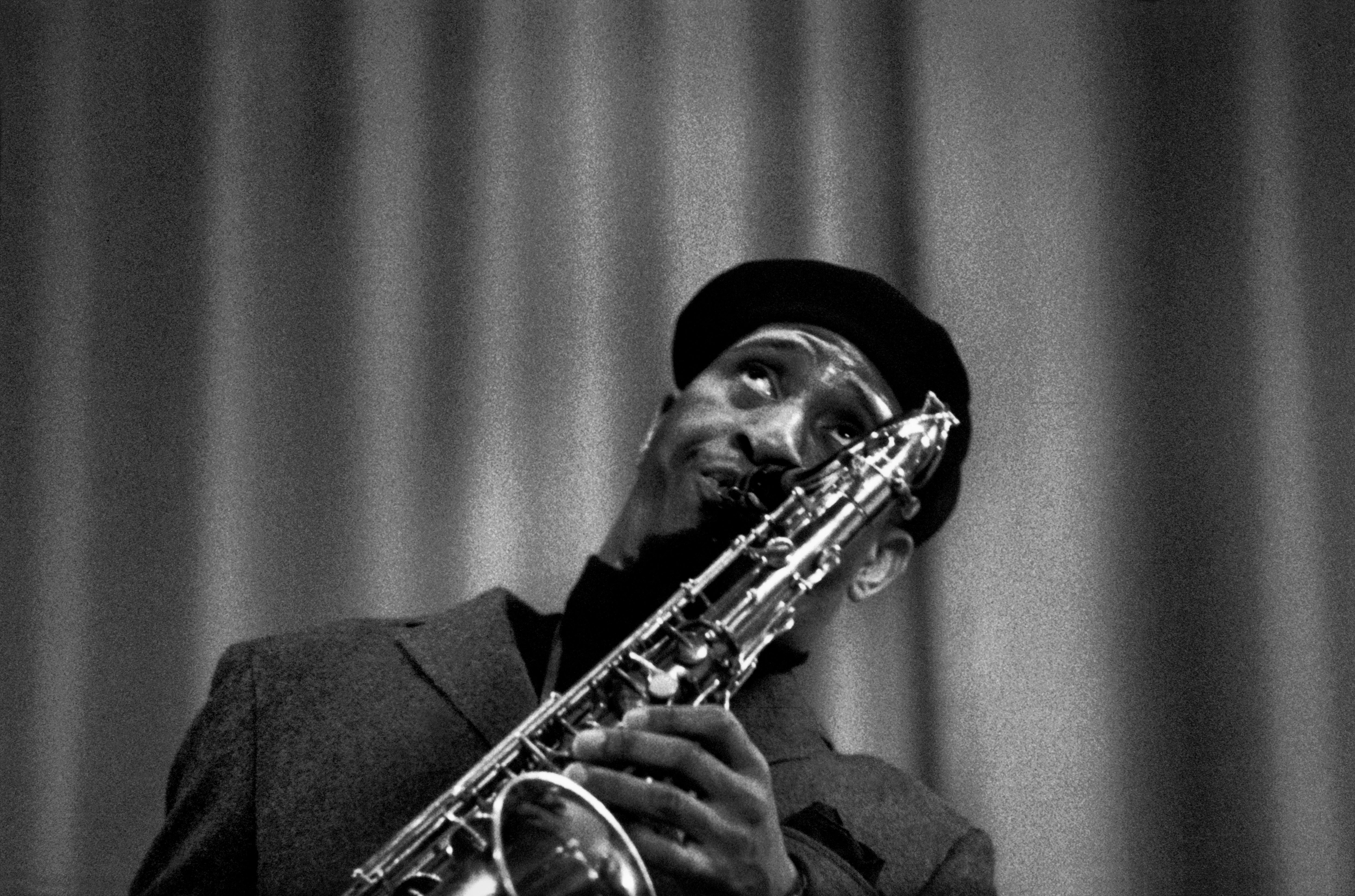1965: Sonny Rollins durante un concerto parigino del Sonny Rollins Trio, con Art Taylor alla batteria e Gilbert Rovere al contrabbasso.