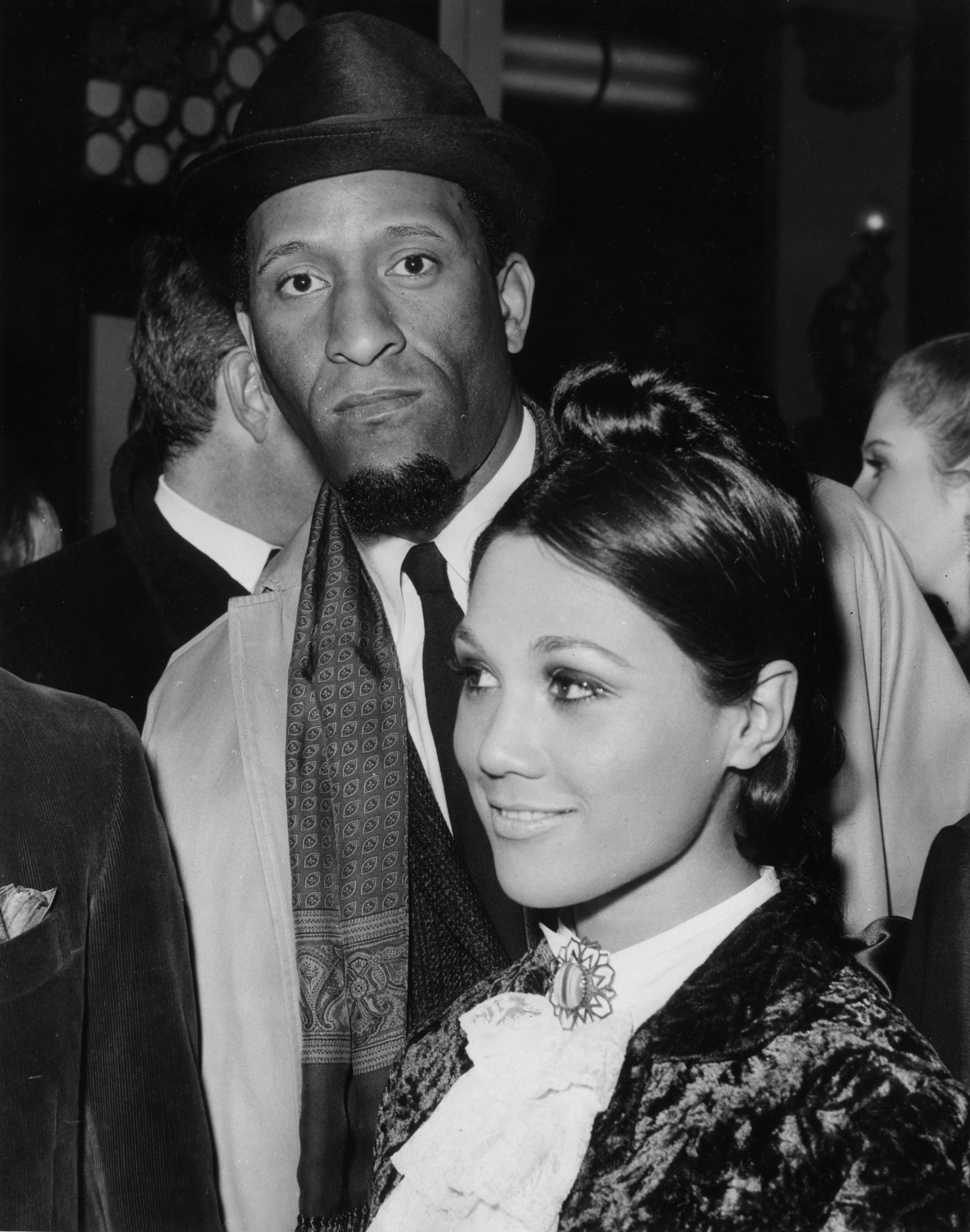 1966: Sonny Rollins e l’attrice Edwina Carol al Plaza Theatre di Londra per assistere alla prima di Alfie, il nuovo film del regista britannico Lewis Gilbert con protagonista Michael Caine di cui Rollins ha composto le musiche.