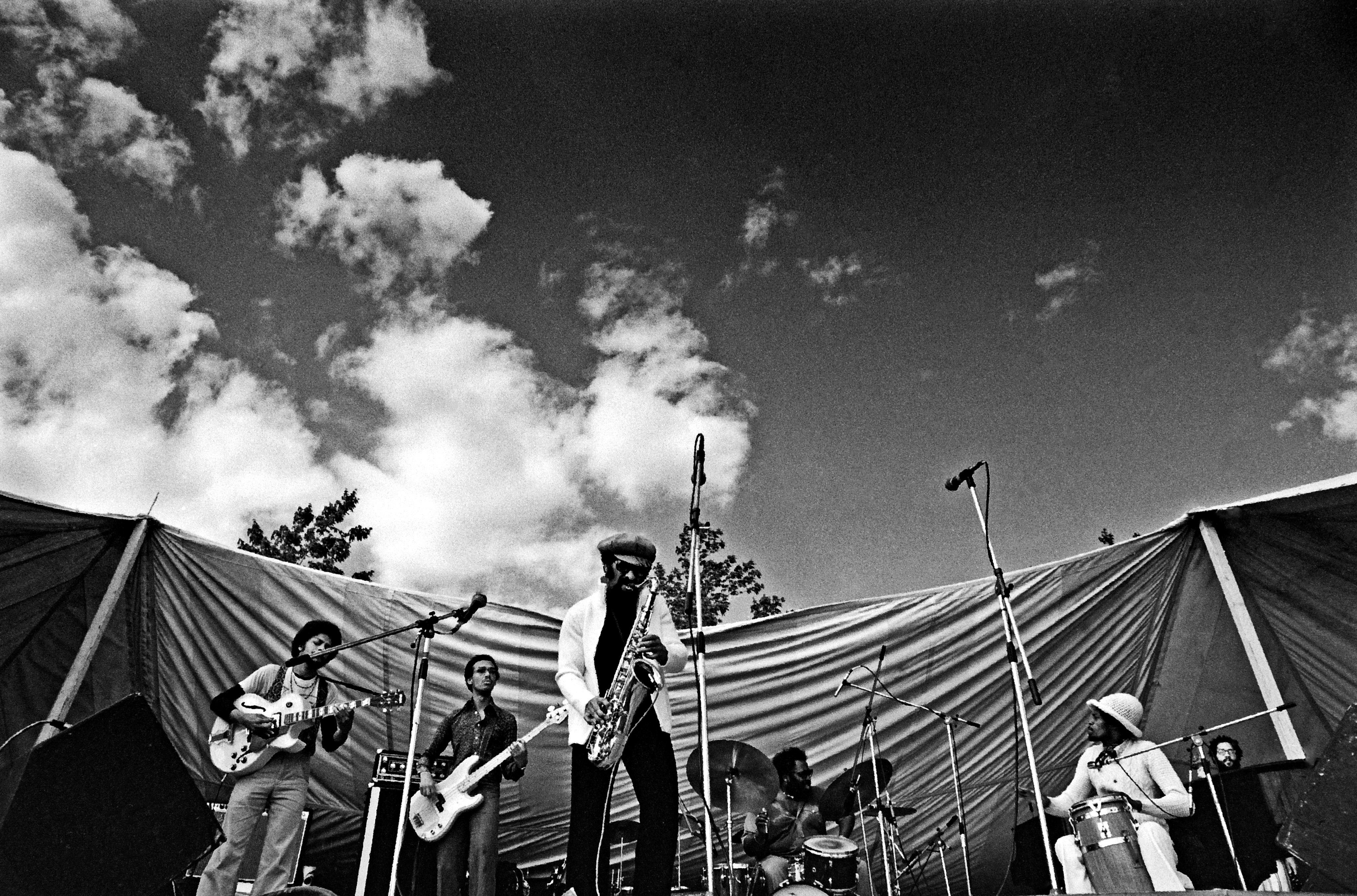 1970s: Sonny Rollins a New Paltz, N.Y., durante un concerto all’aperto.