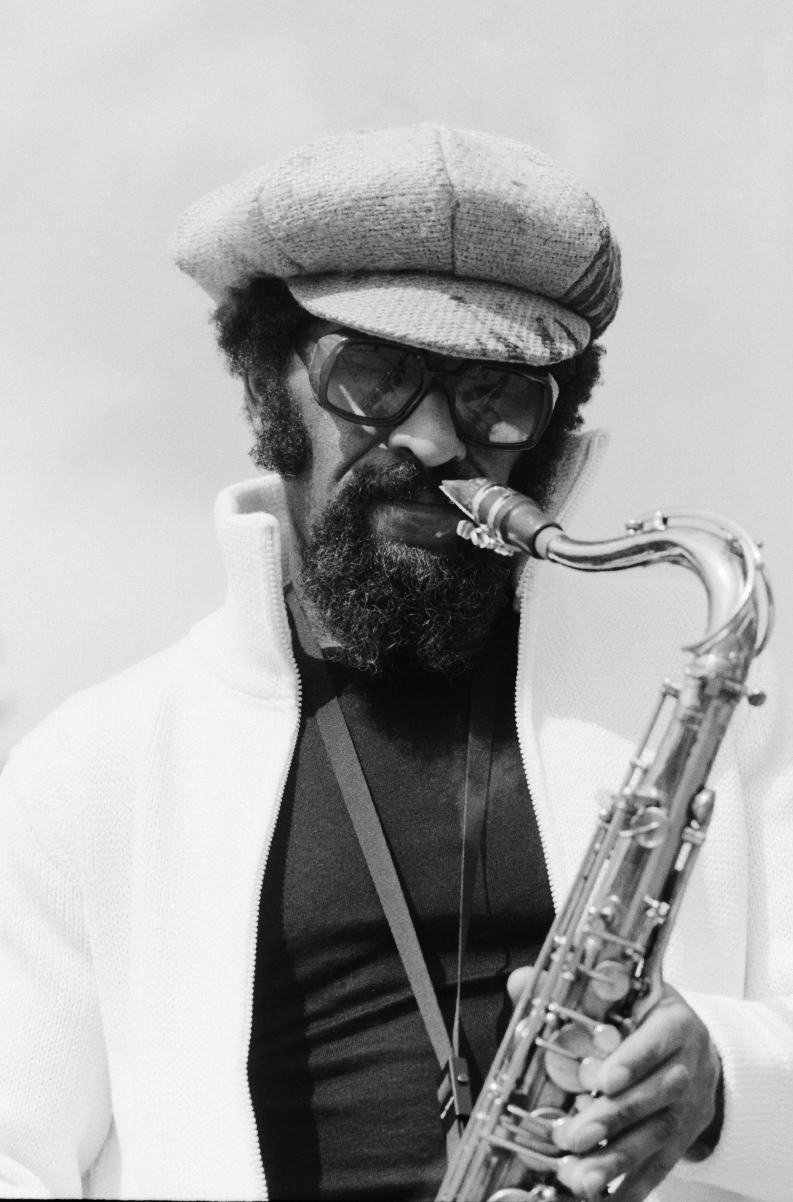 1970s: Sonny Rollins fotografato a New Paltz, N.Y., durante un concerto all’aperto. 