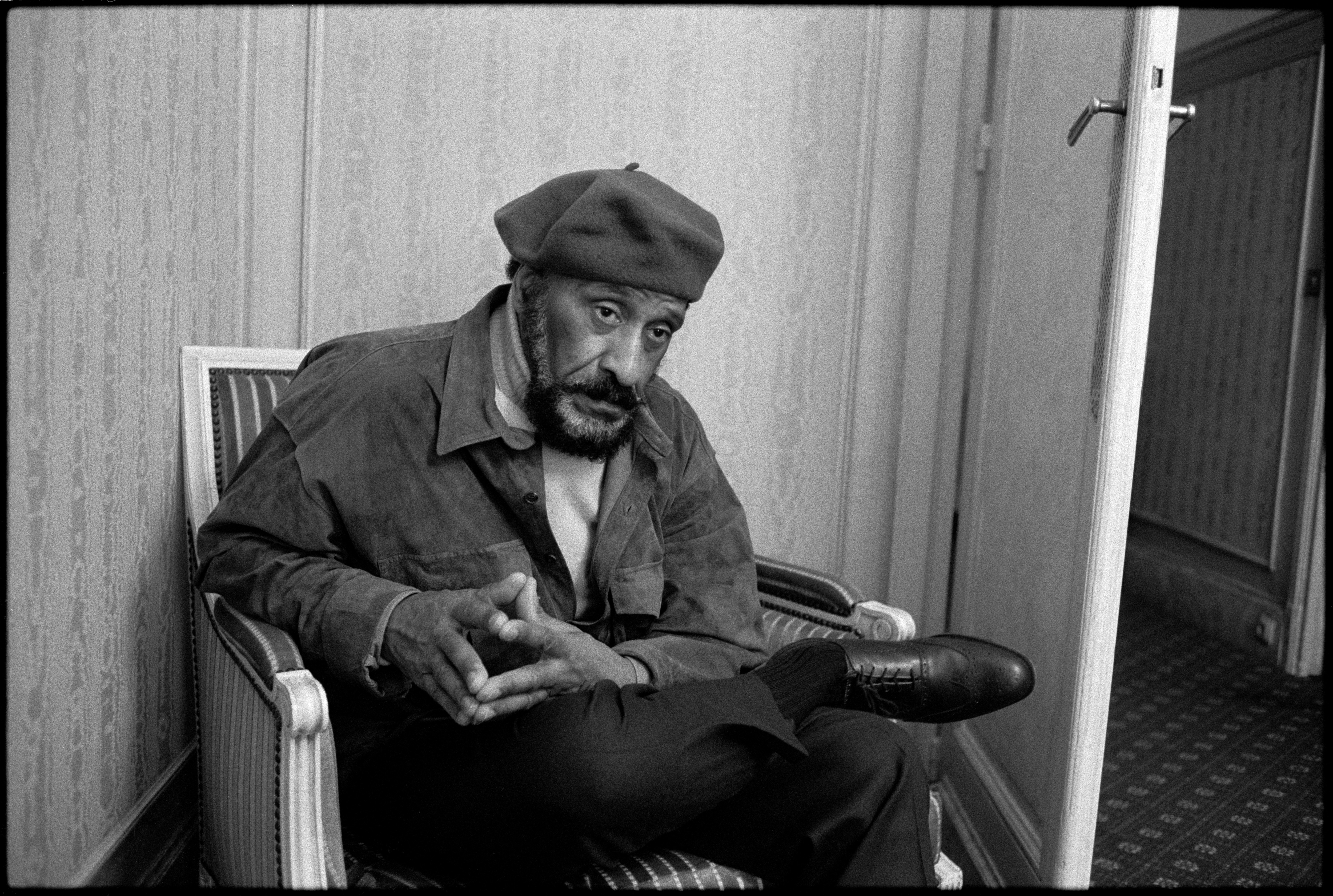 1993: Sonny Rollins nella suite del suo hotel, il Royal Monceau di Parigi, prima di un concerto a Saint Denis.
