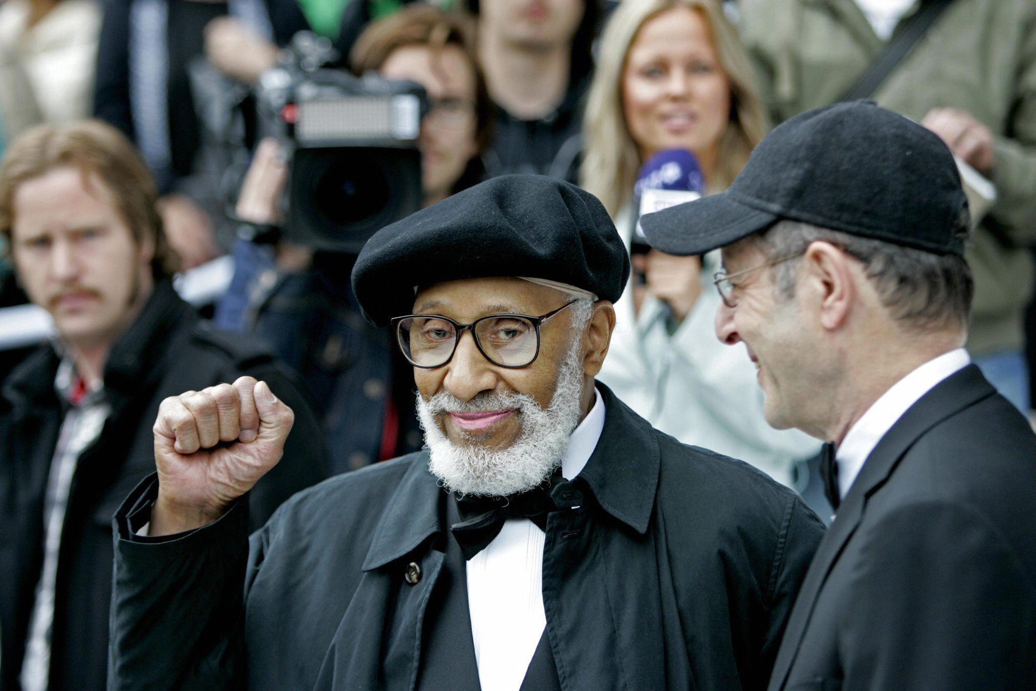 2007: Steve Reich, compositore, tra i padri del Minimalismo, e Sonny Rollins a Stoccolma. Entrambi hanno ricevuto il Polar Music Prize dal re svedese Carl XVI Gustaf. Rollins mostra il pugno alzato, come simbolo della lotta per i diritti civili dei neri americani.