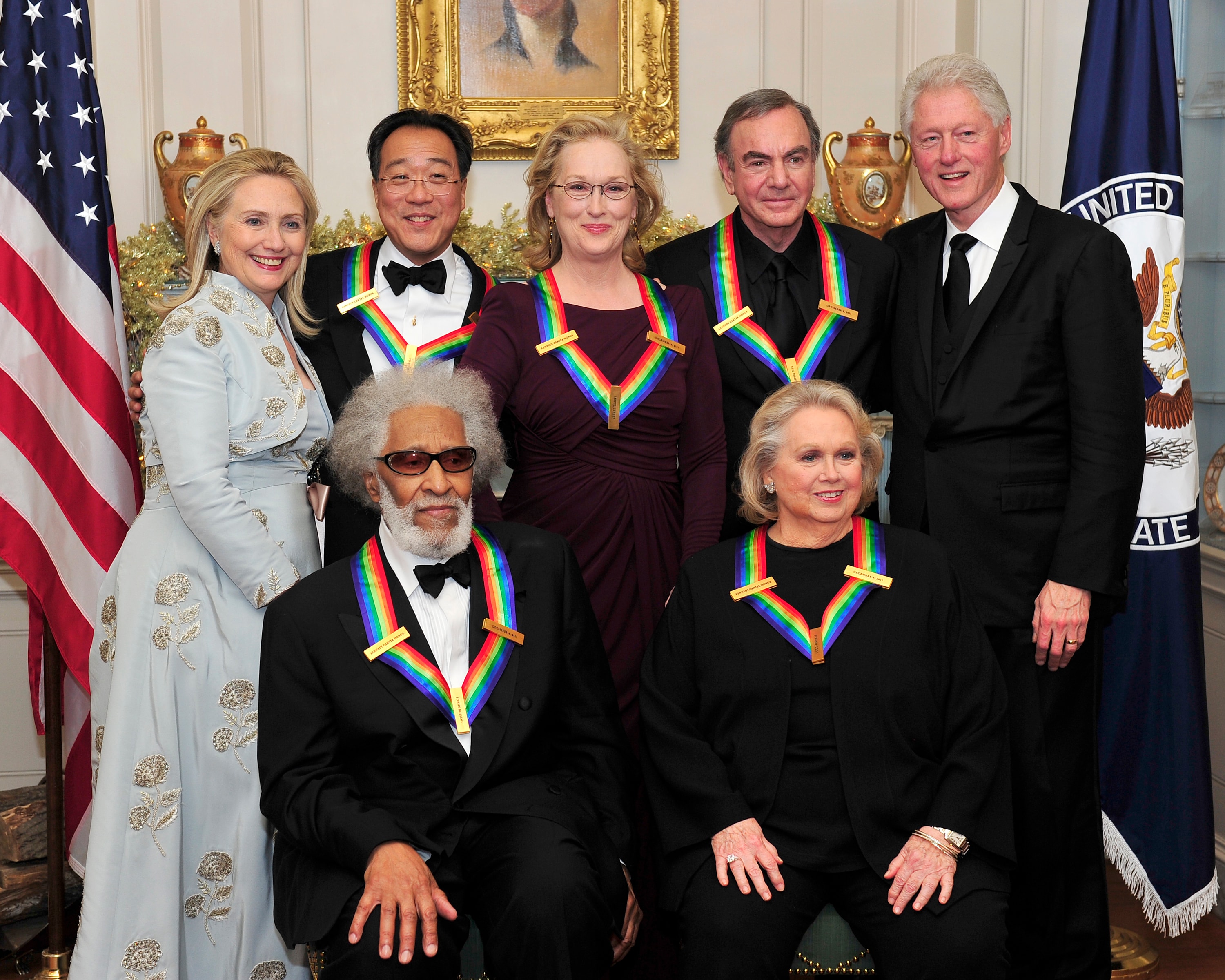 2011: Sonny Rollins posa con il segretario di Stato Hillary Rodham Clinton, l’ex Presidente Bill Clinton e gli altri vincitori, assieme a lui, della Nat'l Medal of Arts: Meryl Streep, Neil Diamond, Barbara Cook, e Yo-Yo Ma.