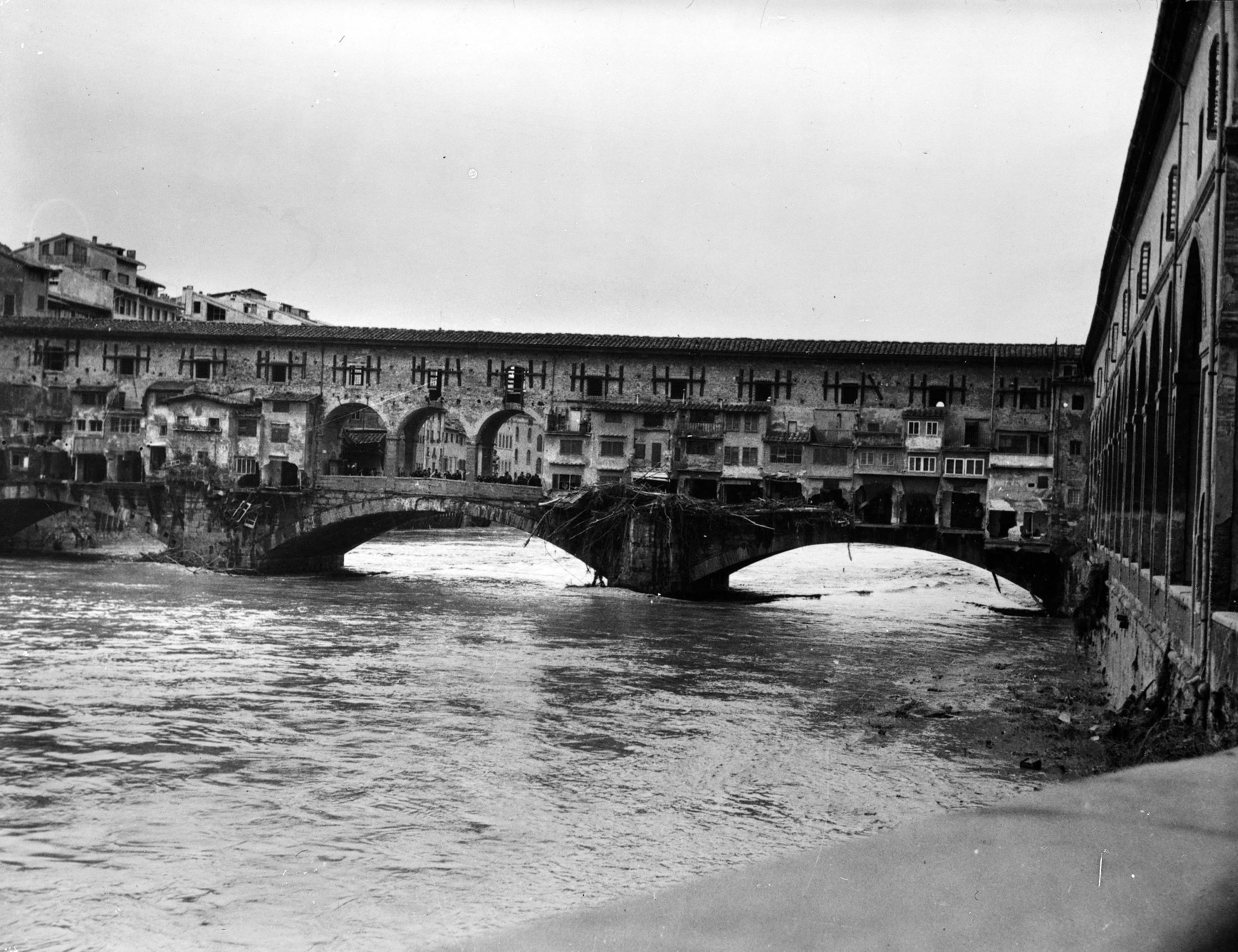 Ponte Vecchio durante l'inondazione. Già durante la notte la piena ne ha tappato gli archi e si teme per un cedimento strutturale