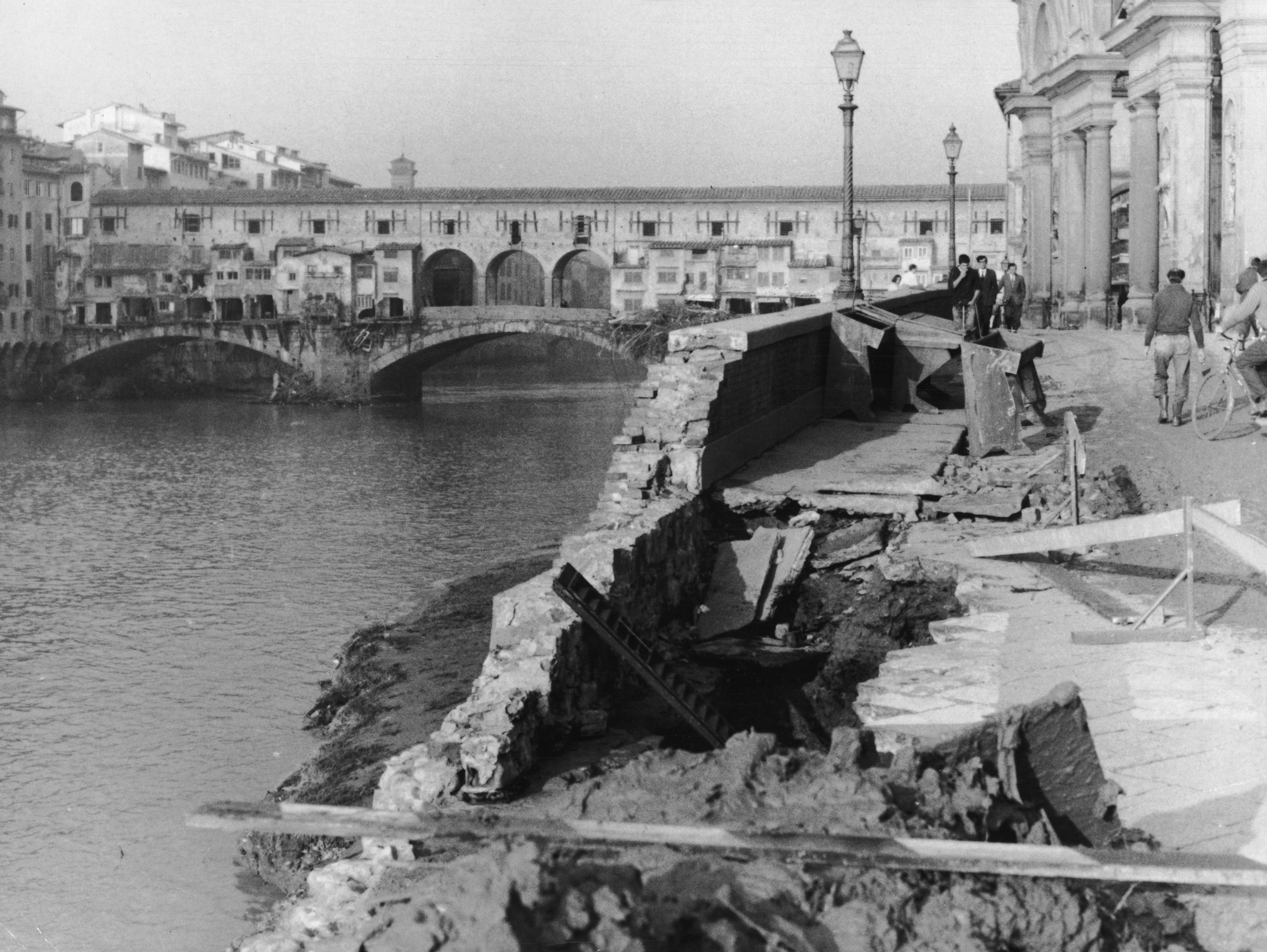 Un esempio di una parte di argine distrutto dall'Arno in piena, con Ponte Vecchio sullo sfondo