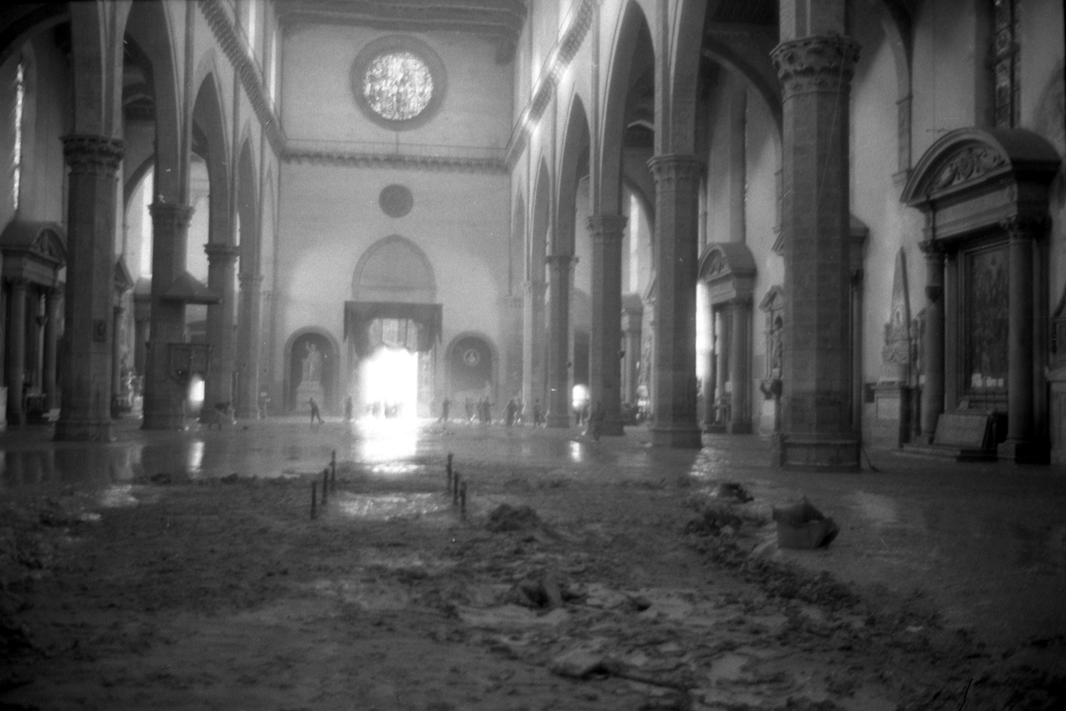 L'interno della cattedrale di Santa Maria del Fiore, in seguito all'alluvione