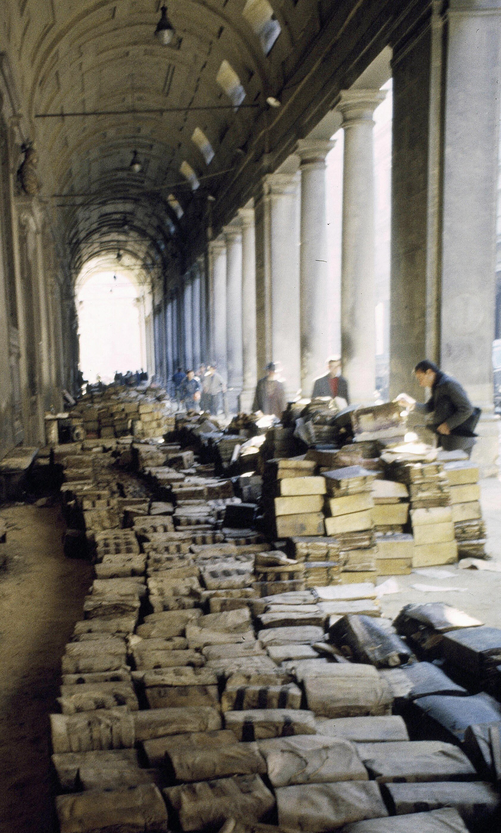 I portici degli Uffizi dove vengono accumulati manoscritti e libri da restaurare dal fango