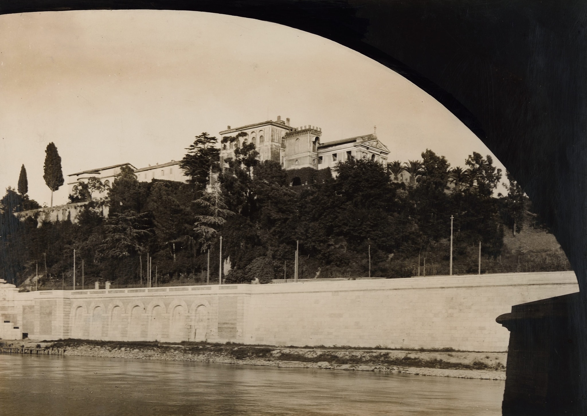 Veduta Villa Magistrale e Chiesa Santa Maria in Aventino, da un'arcata del Nuovo Ponte Sublicio sulla riva destra del Tevere, 1926 
