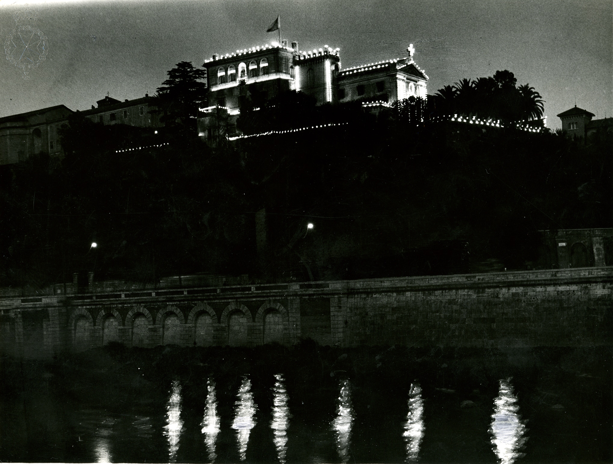 Veduta notturna di Villa Magistrale e Chiesa Santa Maria in Aventino, dalla destra del Tevere, realizzata per la festa di San Giovanni Battista, il 24 giugno del 1936