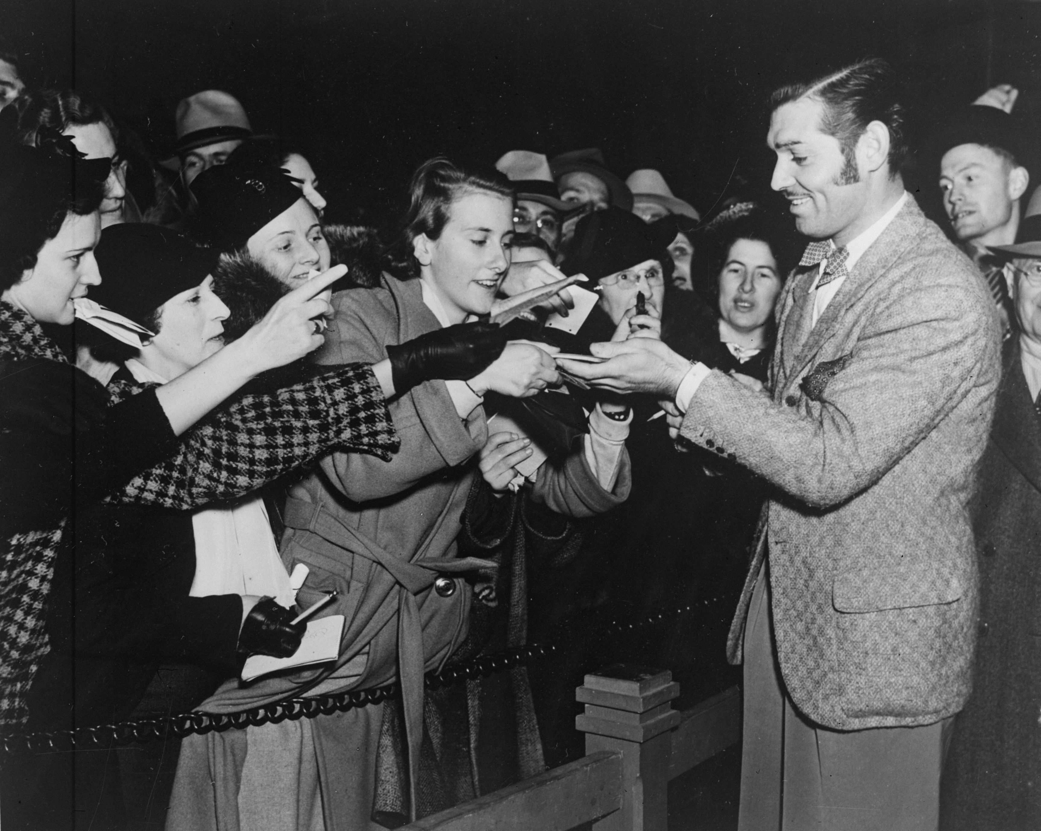 Nel 1937 mentre firma autografi