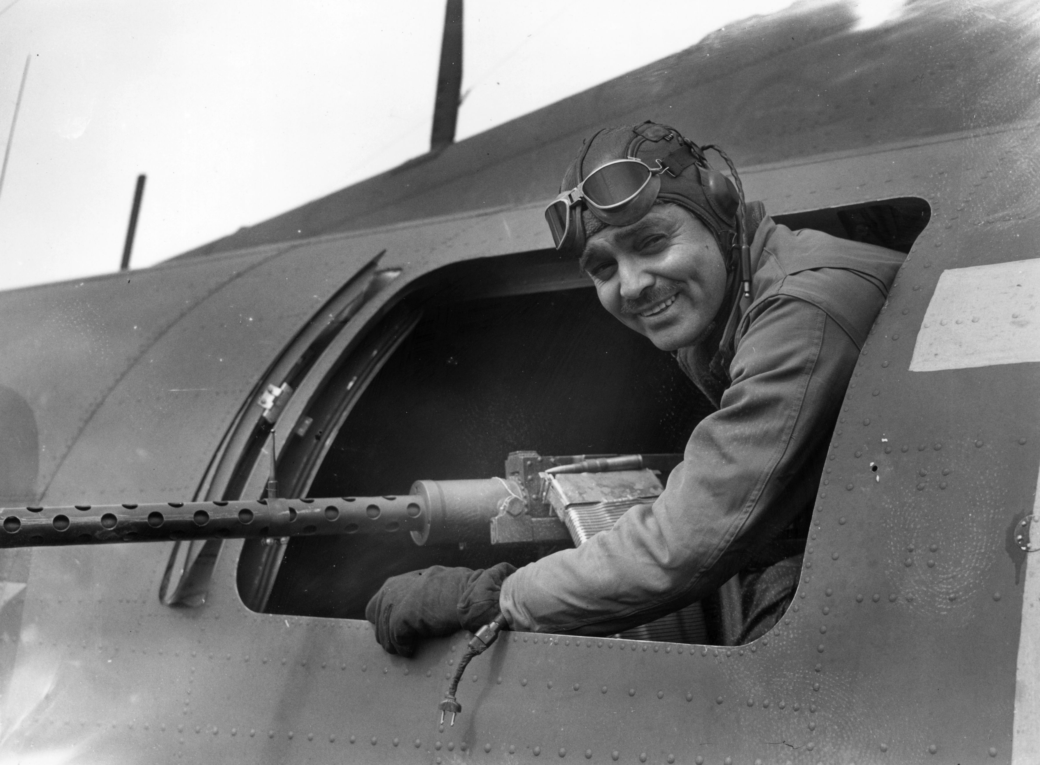 Nel 1943 pilota nella USA Air Force