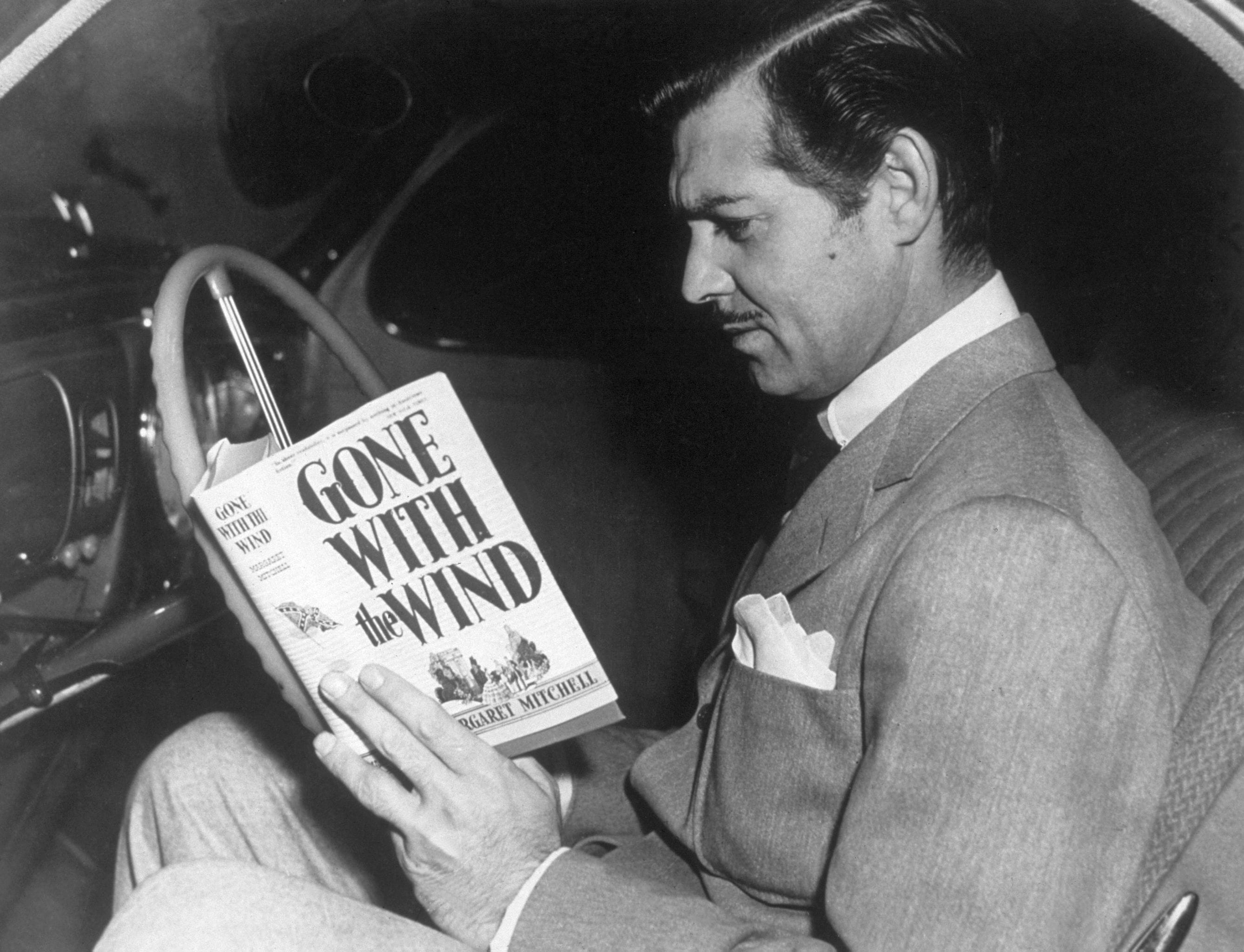 Clarke Gable mentre legge il romanzo di Margareth Mitchell "Via col vento"