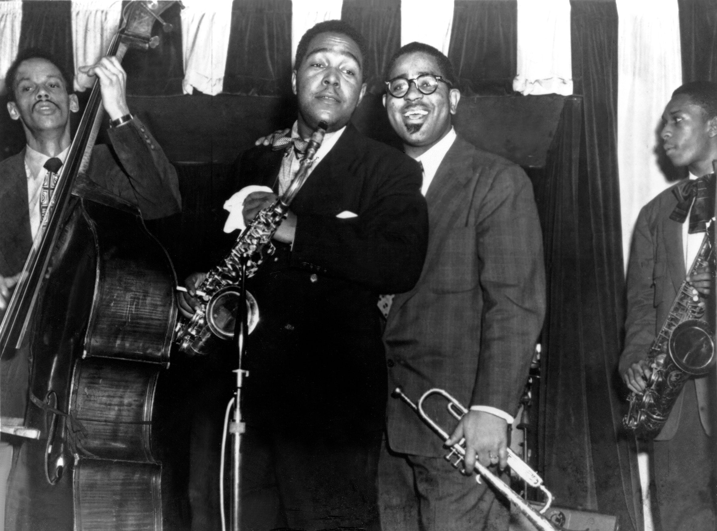 Senza data: al centro, Charlie Parker e Dizzy Gillespie dal vivo sul palco.