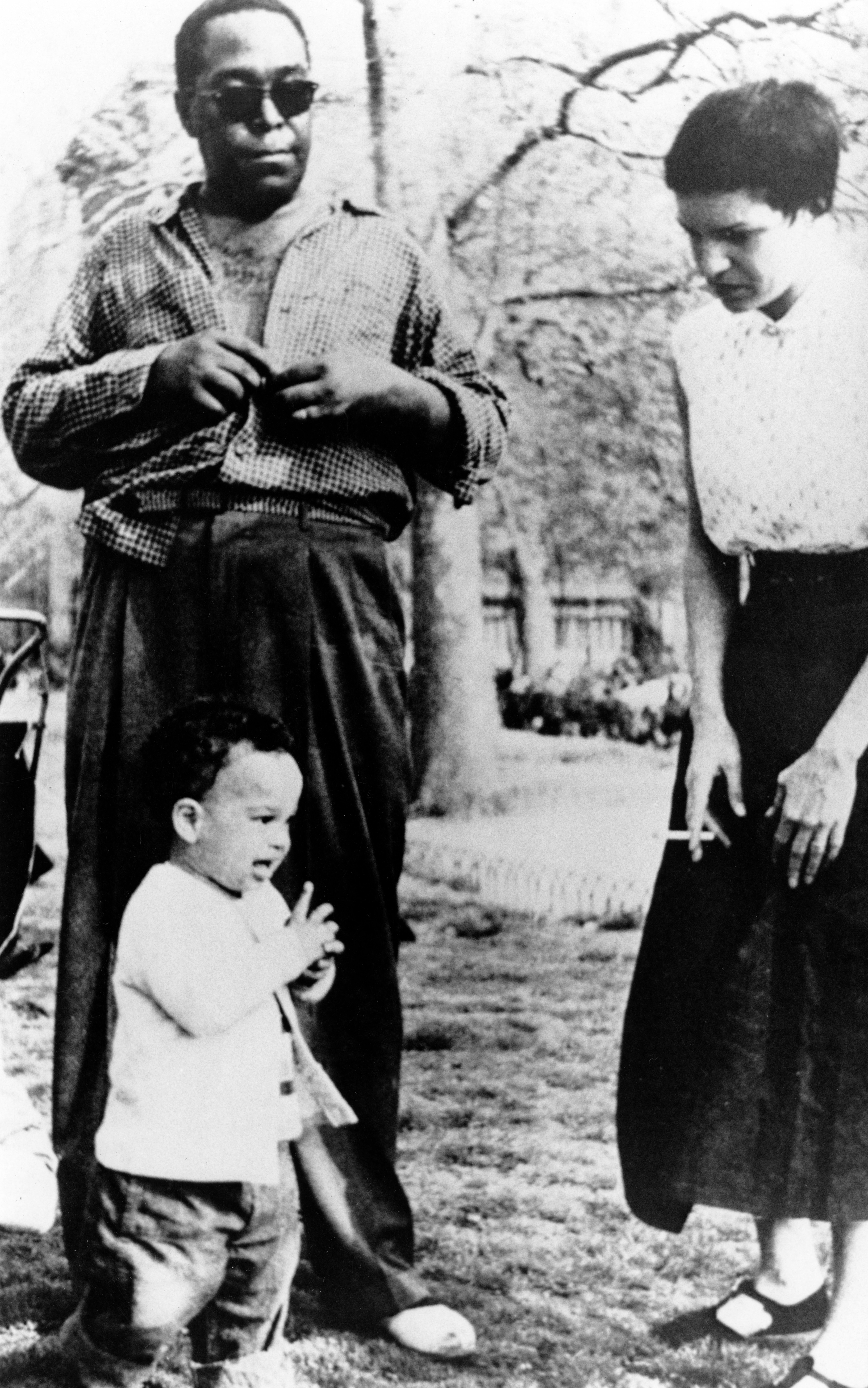 1950s: Charlie Parker passeggia nel Central Park di New York con la moglie Chan e il figlio Baird.