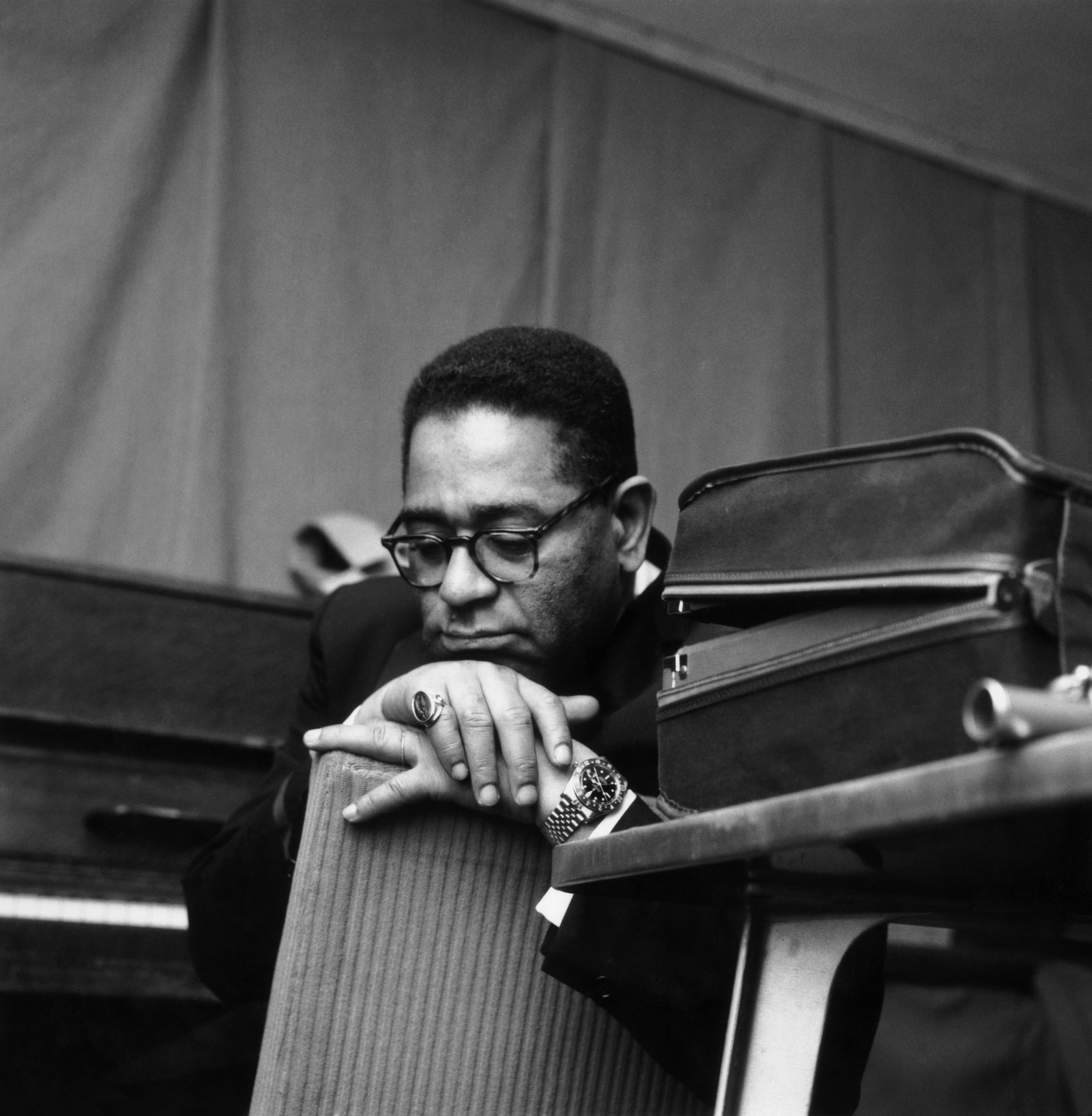 Senza data: Dizzy Gillespie (1917-1993), trombettista, protagonista del movimento be-bop assieme a Charlie Parker, gode di un momento di relax dietro le quinte mentre è in tournée in Inghilterra.
