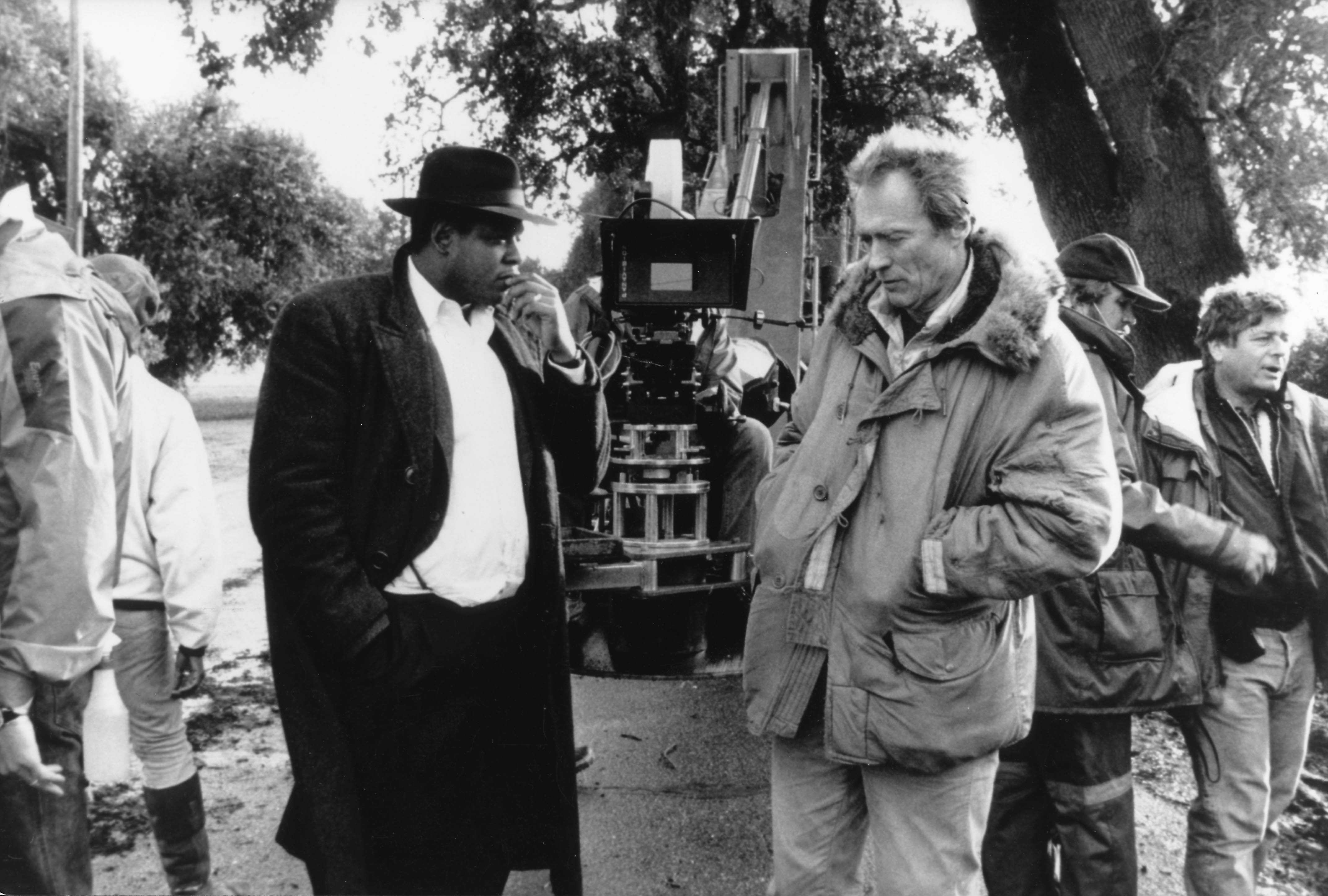 1988: Clint Eastwood e Forest Whitaker durante le riprese del film “Bird”.