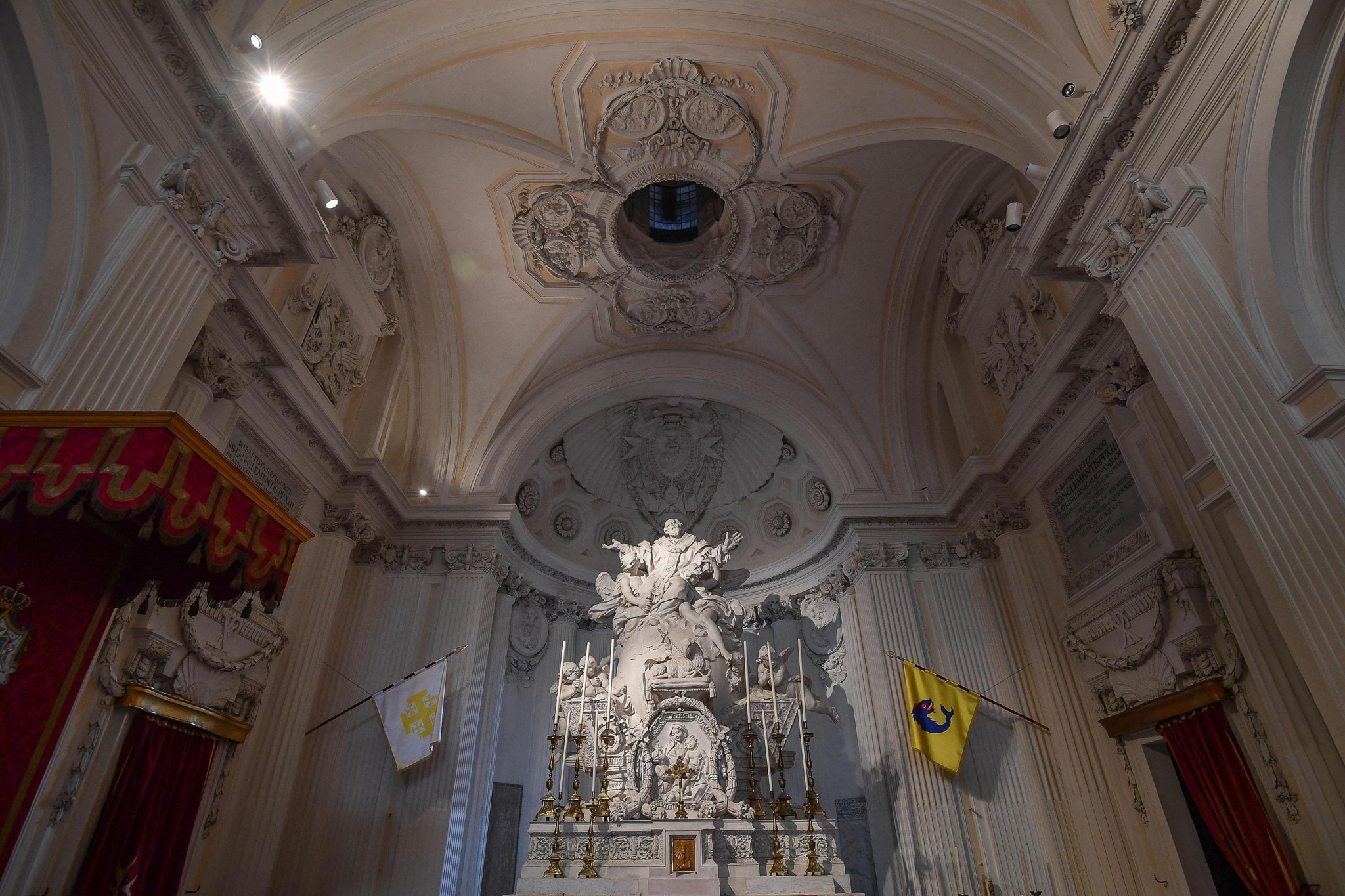 Chiesa di Santa Maria in Aventino, altare e transeto 