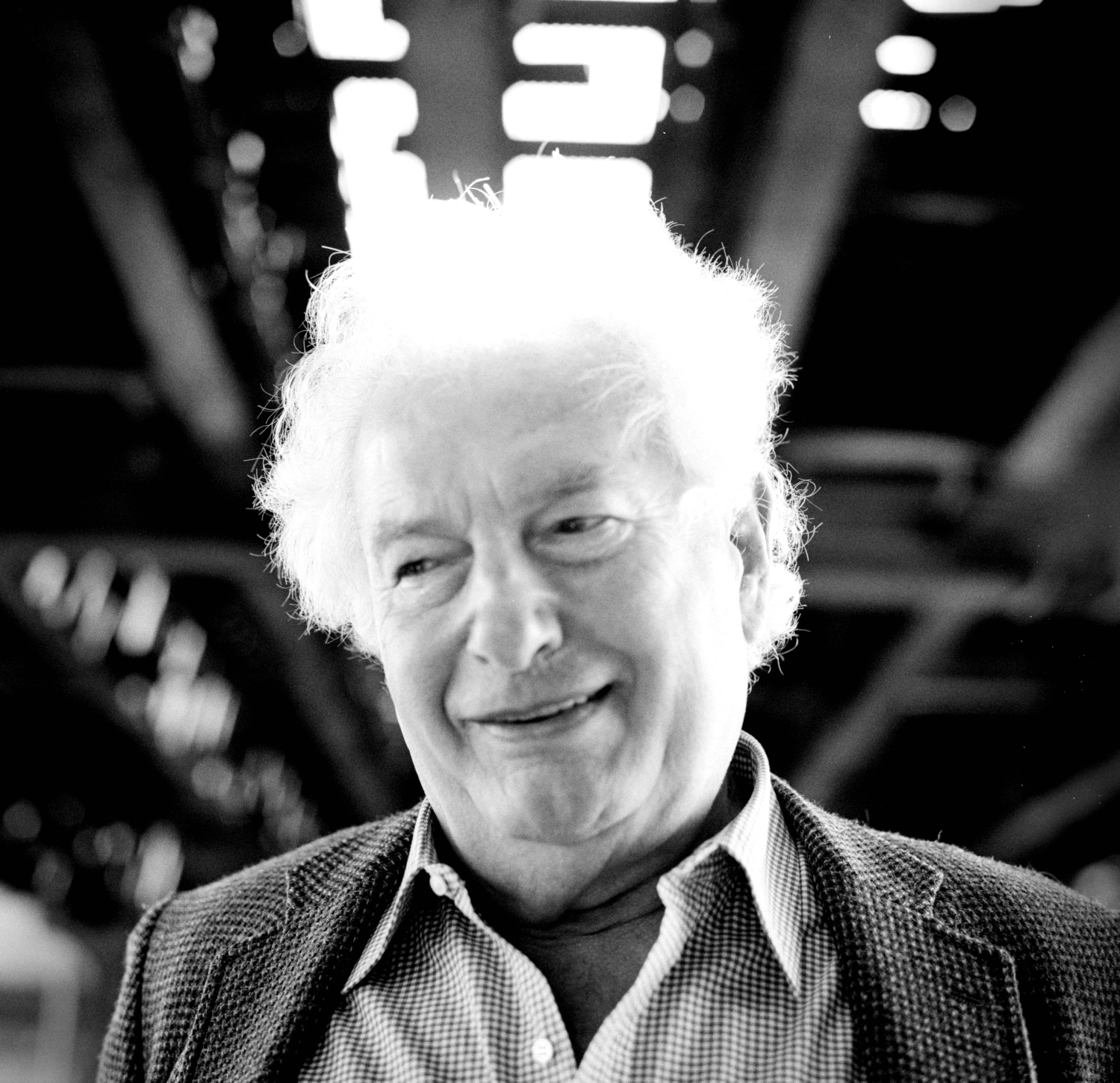 "Comma 22 ha molta passione, è comico, ma si resta senza fiato per la mancanza di mestiere e sensibilità... Il suo autore, Joseph Heller, è come un pittore geniale che decide di gettare tutte le idee dei suoi quaderni di schizzi su una tela, fidandodosi dello shock per compensare la mancanza di progettazione" - Richard G. Stern, The New York Times Book Review, 1961