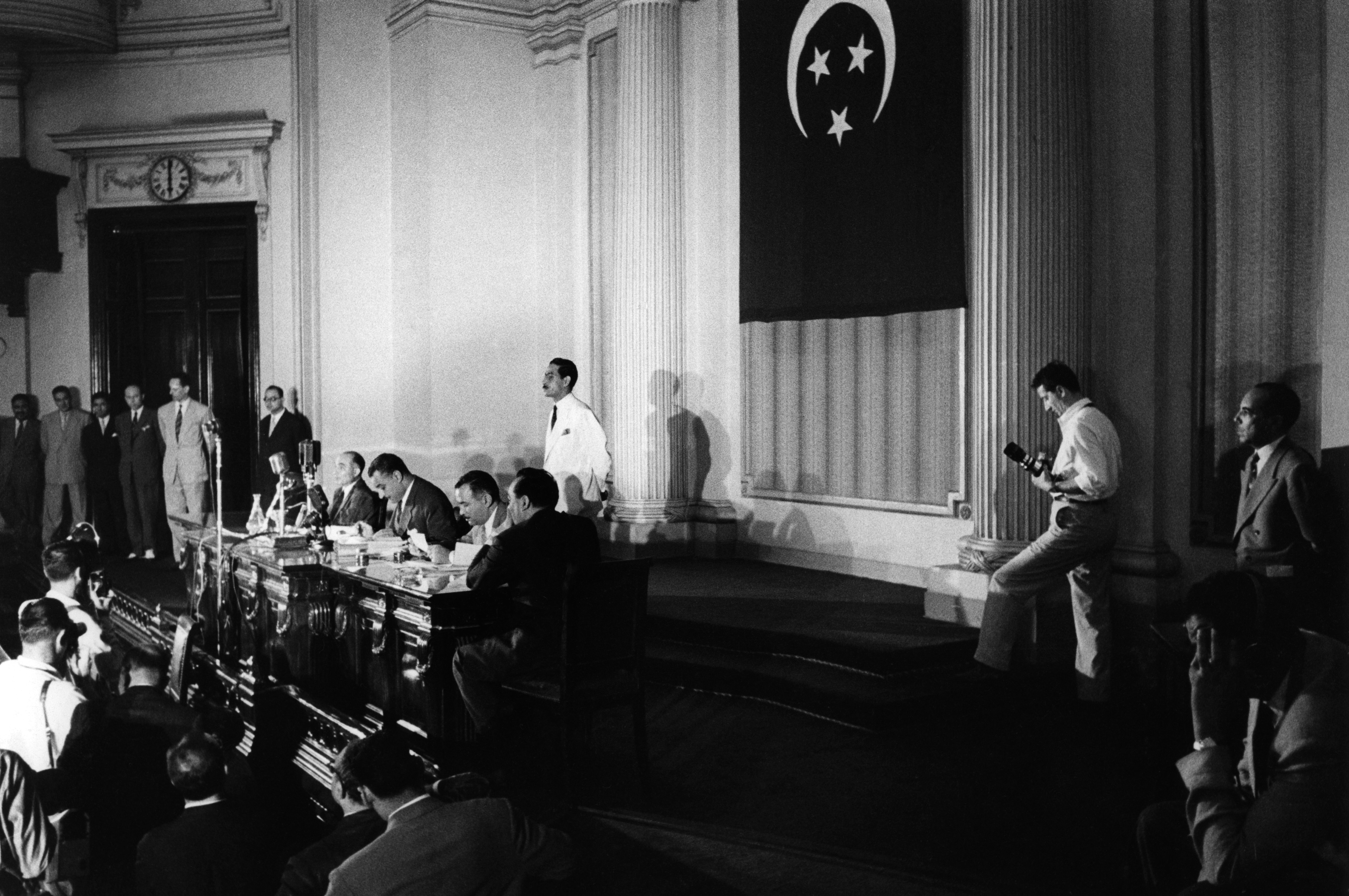 La conferenza stampa del presidente egiziano Nasser del 26 luglio 1956, in cui annuncia la nazionalizzazione della Compagnia anglo-francese che amministra il Canale di Suez, i cui profitti d’ora in poi, finiranno nelle casse dallo stato. Il controllo del Canale passa di fatto nelle mani dell’Egitto