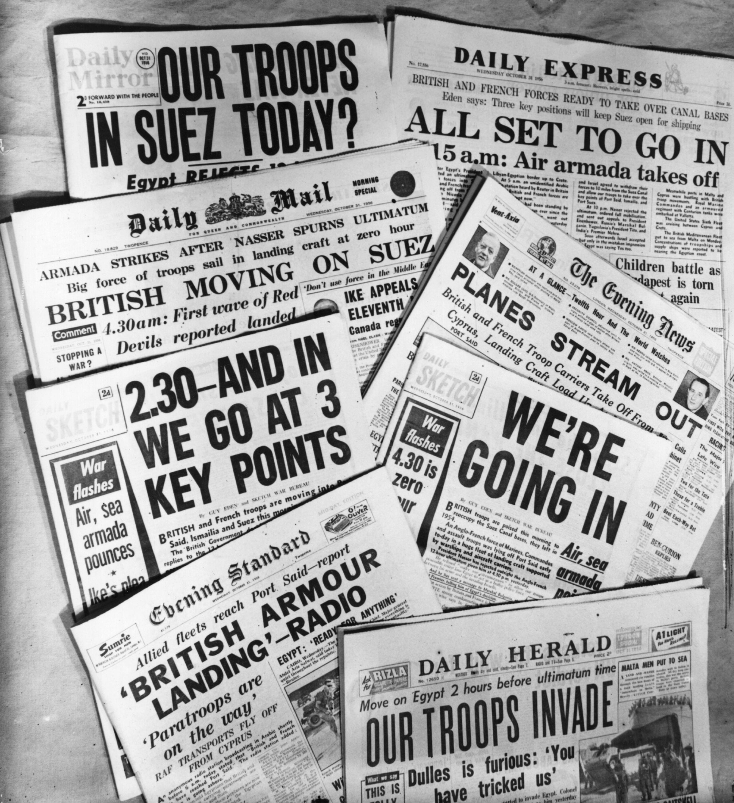 Giornali inglesi annunciano l'intervento delle truppe britanniche nel Canale di Suez. In seguito all'intervento di Nasser, nell'ottobre 1956 inglesi, francesi e israeliani approntano un piano di battaglia per tornare padroni di Suez