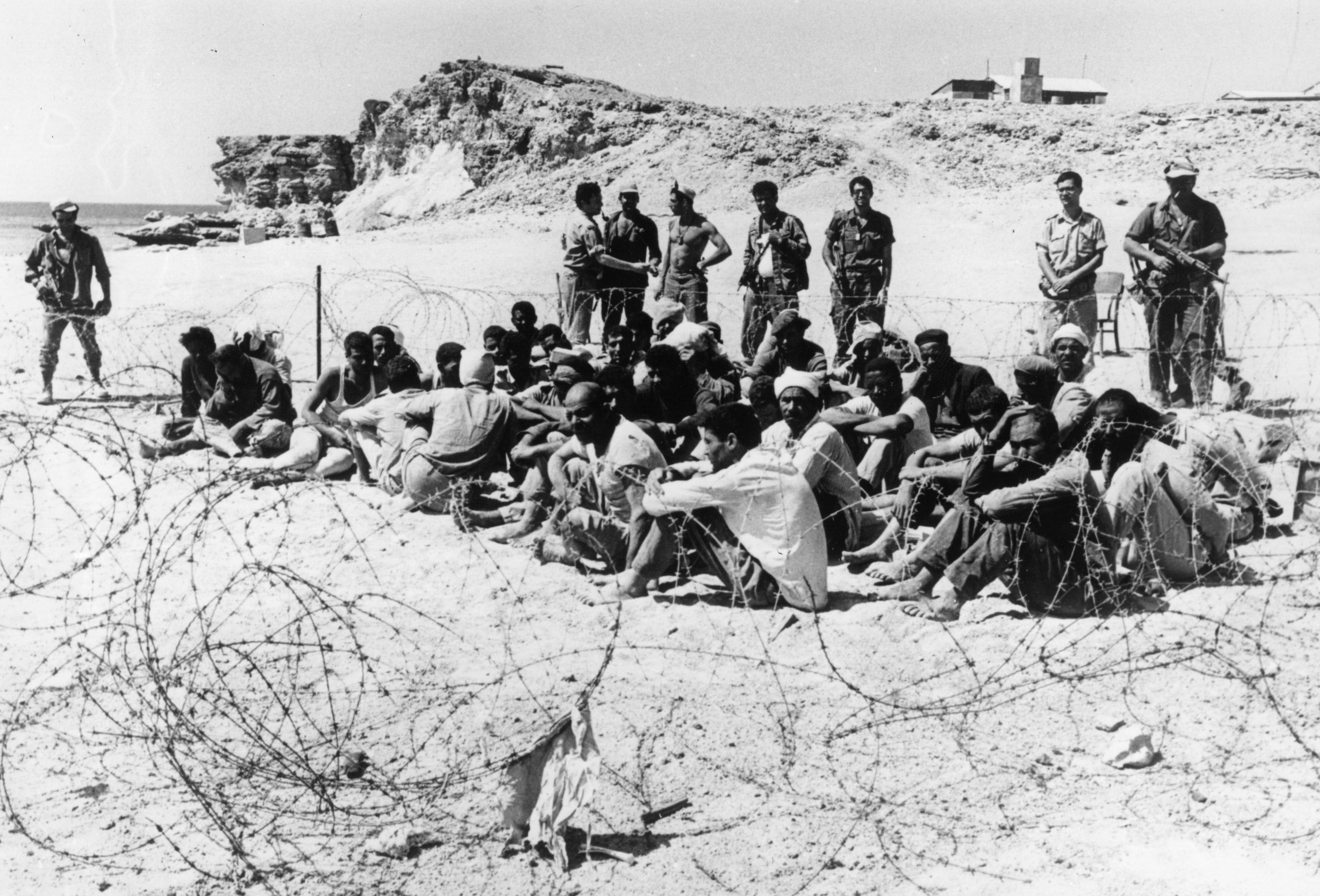 Soldati egiziani prigionieri durante la Guerra dei Sei Giorni nel 1967, durante la quale il Canale di Suez è uno dei teatri di battaglia