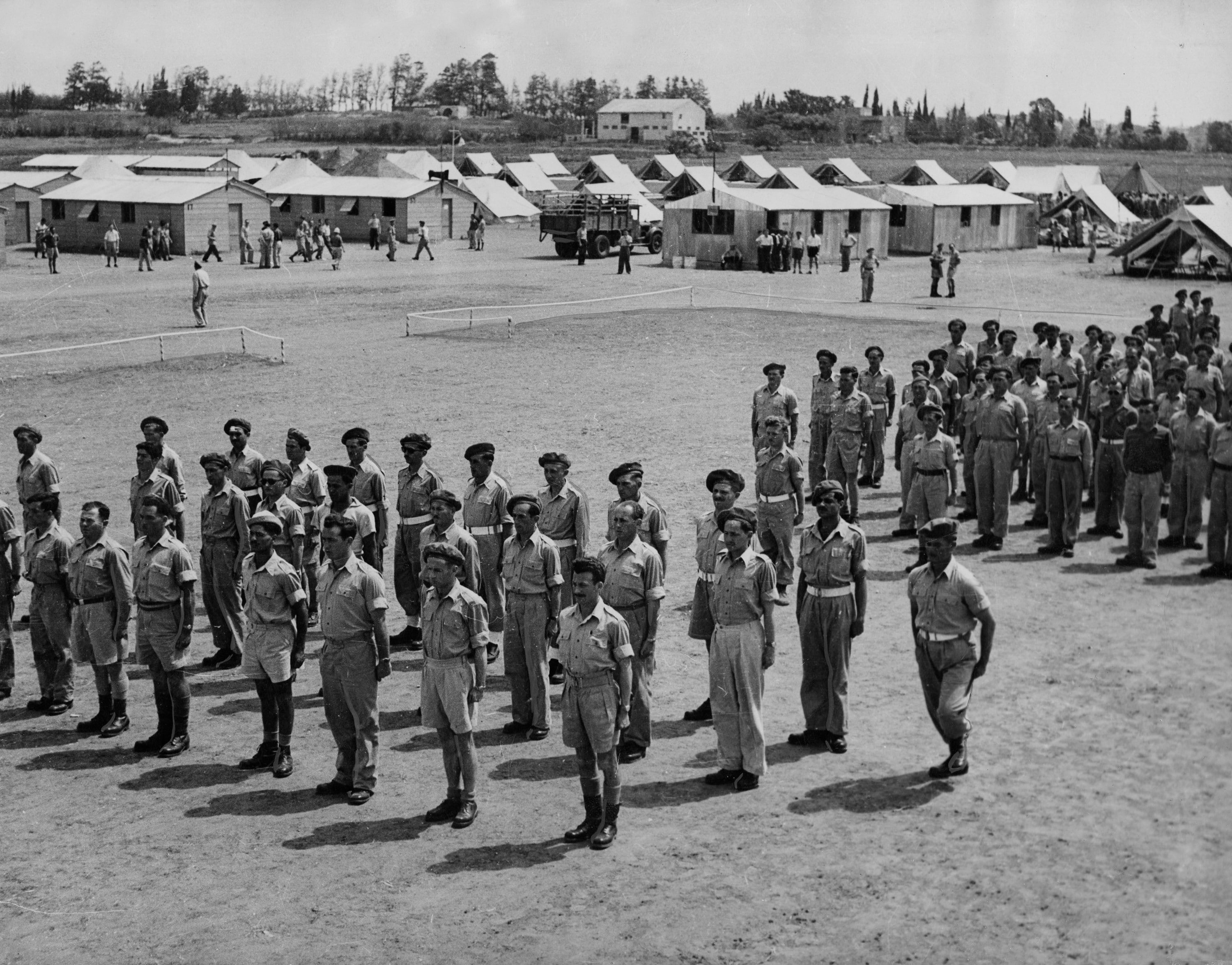 Addestramento di uomini dell'esercito israeliano nel 1948, per la guerra arabo-israeliana combattuta anche sul Canale di Suez