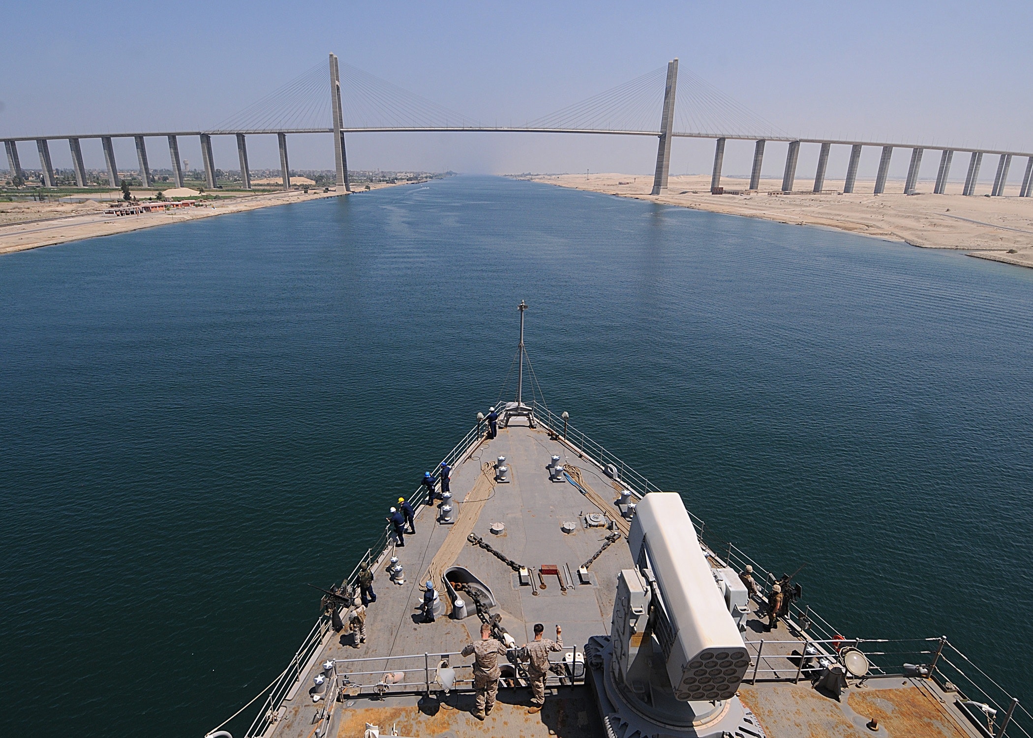Una nave da guerra che si avvicina al Ponte della pace di Mubarak sul canale di Suez, oggi