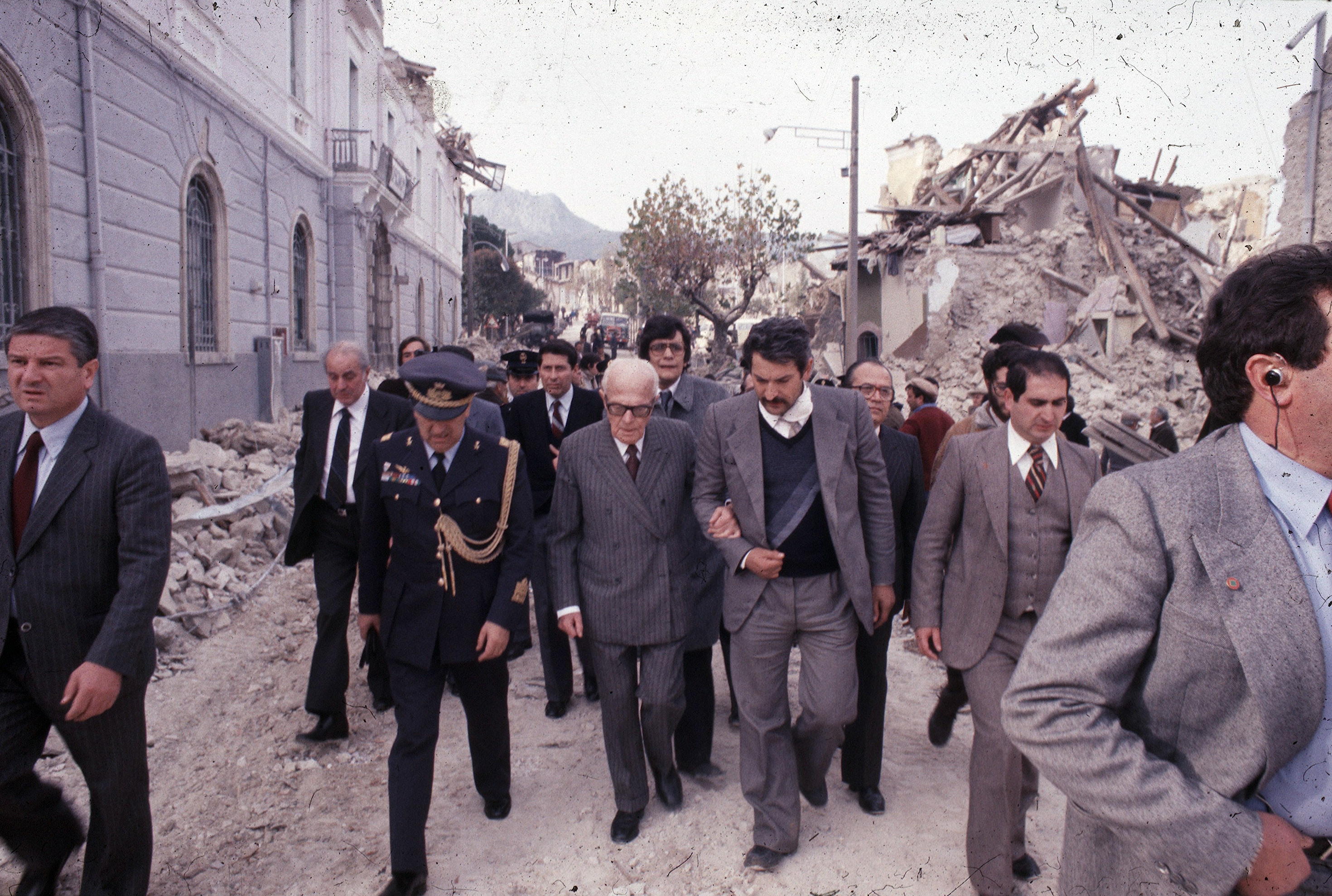 Il Presidente della Repubblica Sandro Pertini in visita ai luoghi della catastrofe per rendersi conto di persona della situazione