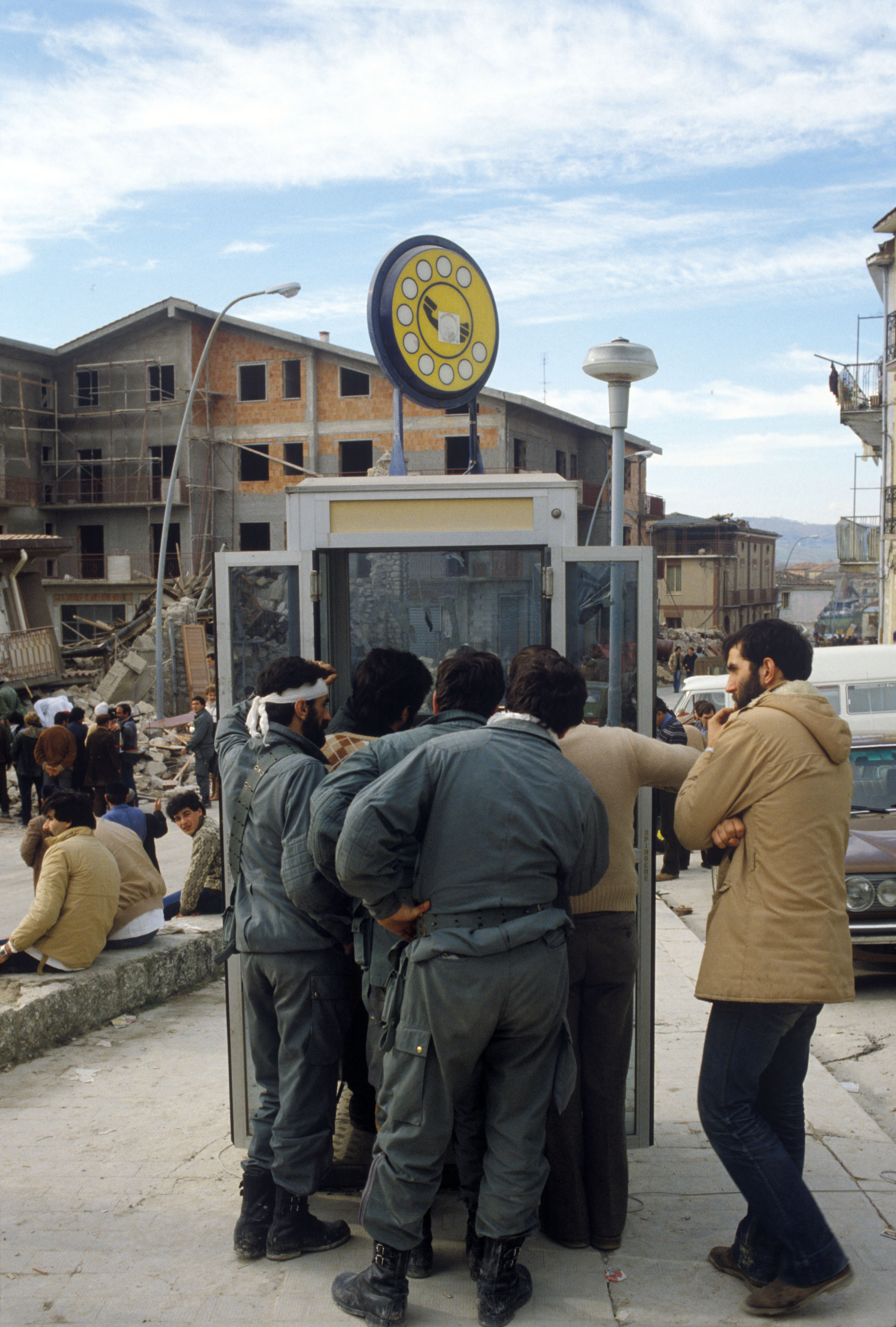 Soldati dell'esercito davanti ad una cabina telefonica per chiamare a casa