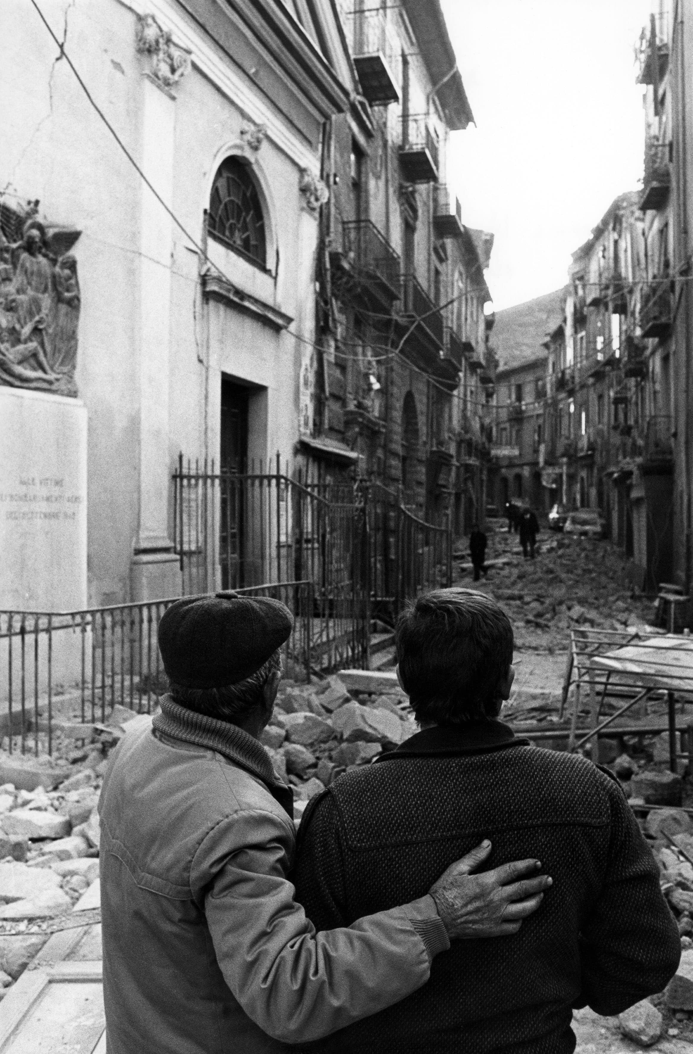 Una delle strade di Avellino, completamente distrutta dal sisma