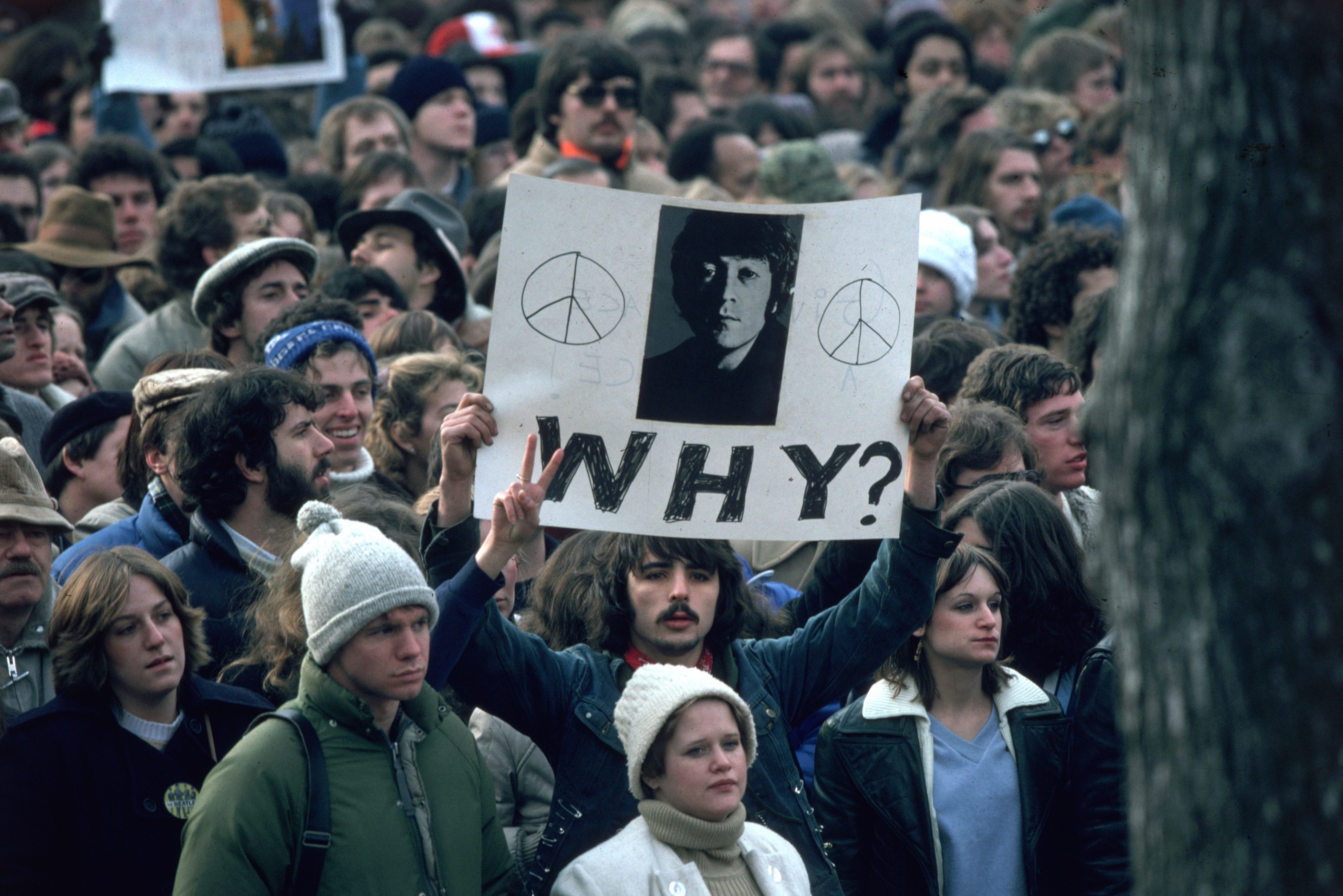 8 Dicembre 1980. La folla saluta John Lennon, ucciso da Mark Chapman con quattro colpi di pistola all'ingresso del Dakota Building, sua residenza a New York