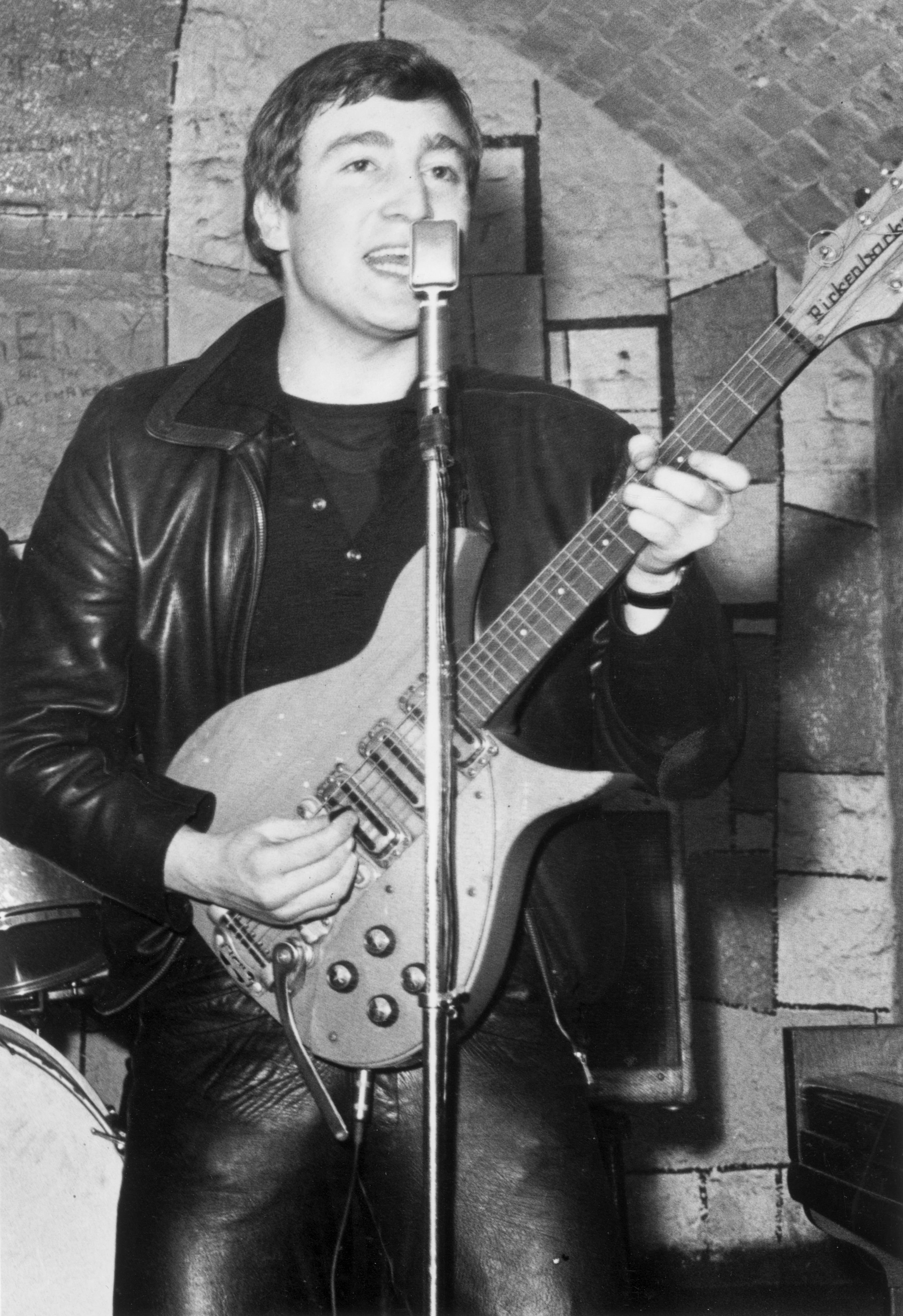 Dicembre 1961. John Lennon al Cavern Club di Matthew Street a Liverpool in una delle sue prime esibizioni